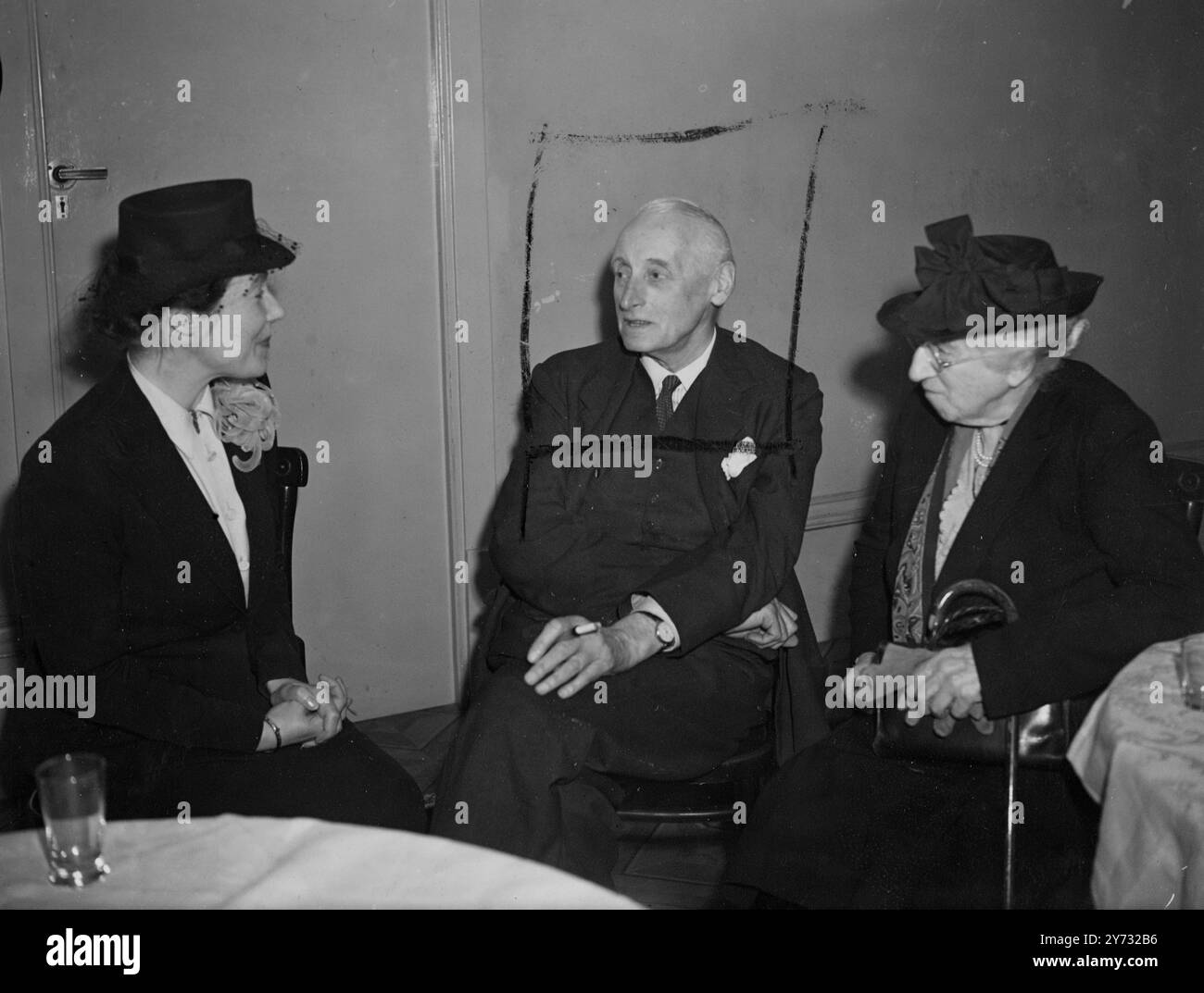 Le Royal College of Nursing a organisé une réception au Cowdrey Hall, Londres, hier soir. Images : le RT Hon. Lord Rushcliffe, P. C, OBE, invitée d’honneur au déjeuner, discute avec Mlle FT Goodall, KBE, secrétaire générale et Dame Ellen Mosson, DBE, RRC, LL D. membre du Conseil, juste avant d’aller déjeuner. Lord Rushcliffe est associé aux soins infirmiers depuis de nombreuses années et a beaucoup contribué à égaliser les salaires du personnel infirmier. 19 juin 1946 Banque D'Images