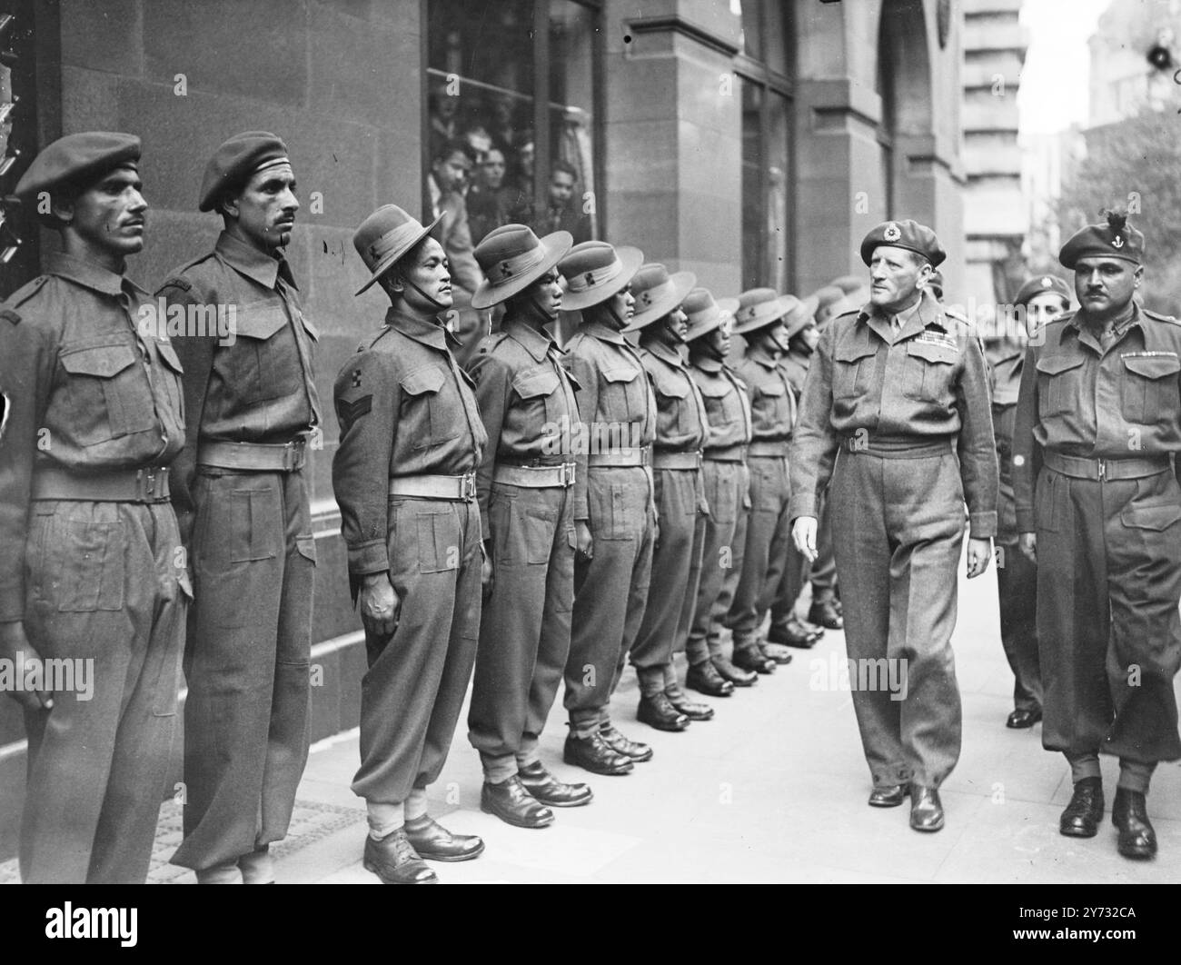 Le plus récent maréchal britannique Sir Claude Auchinleck, G.C.I.E, DSC, commandant en chef, Inde, cet après-midi a ouvert une exposition de 'Marshall India' à India House, Aldwych, Londres. Une garde d'honneur pour le maréchal, venu en Angleterre pour le défilé de la victoire de samedi, a été formée par des membres du contingent indien qui prendront leur place dans la grande marche de la victoire. - - 6 juin 1946 Banque D'Images