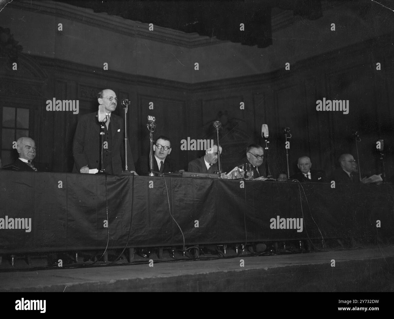 La conférence du Parti travailliste s'est poursuivie aujourd'hui à Bournemouth, Hants Picture montre : le premier ministre, le RT Hon. C. R Atlee, s'adressant à la conférence à Bournemouth aujourd'hui à côté de lui sont de gauche à droite M. Morgan Phillips le secrétaire du parti ; Prof Laski, président du Parti travailliste ; et le ministre des Affaires étrangères, le RT Hon. Ernest Bevin. 11 juin 1946 Banque D'Images