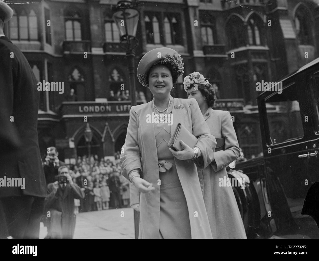 La reine, les 2 princesses et la reine Marie étaient présentes cet après-midi au mariage de Westminster Abbey du 10e duc de Northumberland avec Lady Elizabeth Montagu-Douglas-Scott, fille du duc et de la duchesse de Buccleuch et nièce de la duchesse de Gloucestershire. 12 juin 1946 Banque D'Images
