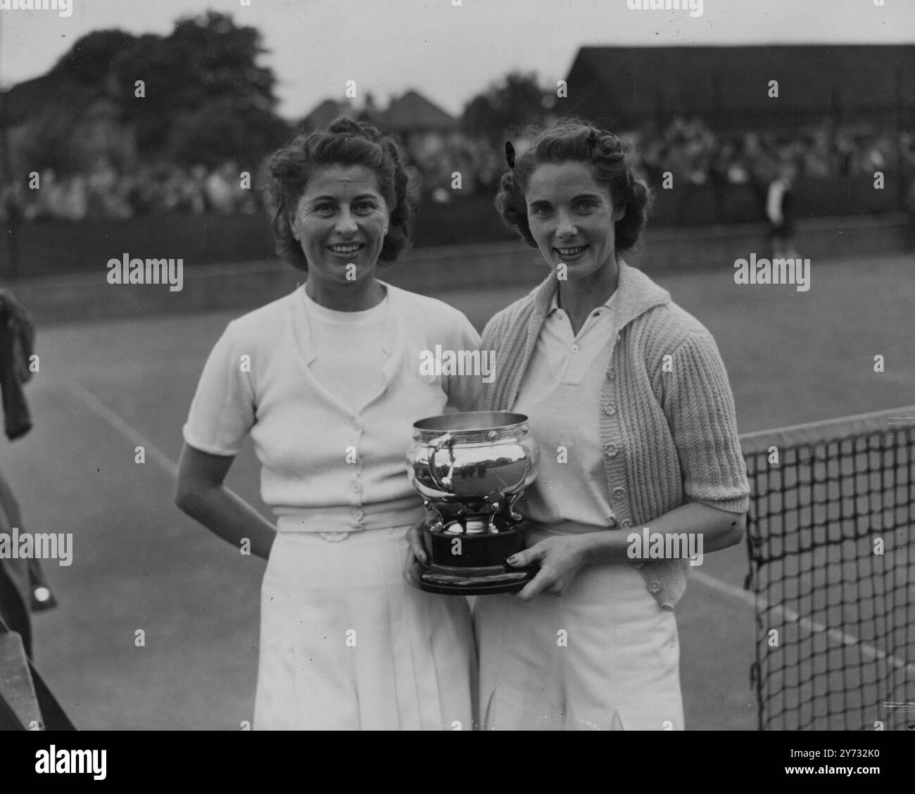 Mme Menzies (Kay Stammers) avec son trophée (à droite) et Mme RF Chandler, souriante malgré sa défaite, après la finale des simples femmes des Championnats de tennis sur gazon du Surrey. Mme Menzies a gagné 6-4, 6-3 à Surbiton, Surrey cet après-midi. 1er juin 1946 Banque D'Images