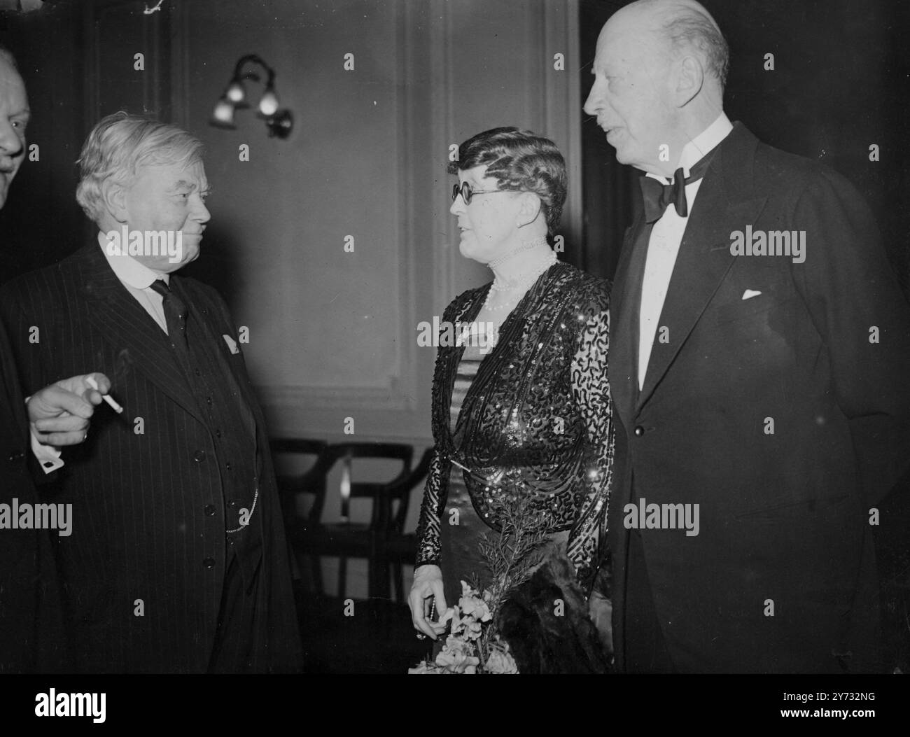 Le dîner du 50e anniversaire de l’Ulster Association a eu lieu ce soir dans le grand hall des Connaught Rooms, à Londres. Le président, le duc d'Abercorn, et la duchesse d'Abercorn ont reçu les invités, et le toast de 'Ulster' a été proposé par Sir Richard Livingstone, ma, Litt D. la réponse a été faite par le RT honorable Sir Basil Brooke, BT, M. C, D. L, M. P, premier ministre d'Irlande du Nord. De gauche à droite : Sir Patrick Hannan, et lui et le duc et la duchesse d'Abercorn à l'Association d'Ulster. 29 mars 1946 Banque D'Images