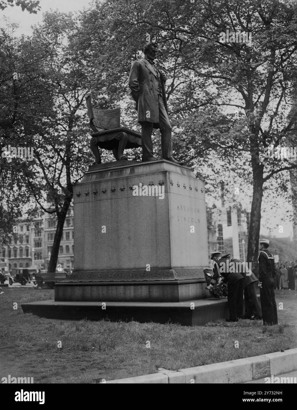 Les services commémoratifs pour les morts américains de guerre ont eu lieu ce matin au cénotaphe, Whitehall ; la statue de Lincoln, Parliament Square, et St Margaret's, Westminster, Londres. Images : Memorial Day à la statue de Lincoln, où des battements ont été déposés au nom de la grande armée de la République par le major-général Clayton Bissell, attaché militaire à l'ambassade américaine et par le contre-ADML Spencer S Lewis, attaché naval, ambassade américaine, au nom du corps de secours féminin américain. 30 mai 1946 Banque D'Images