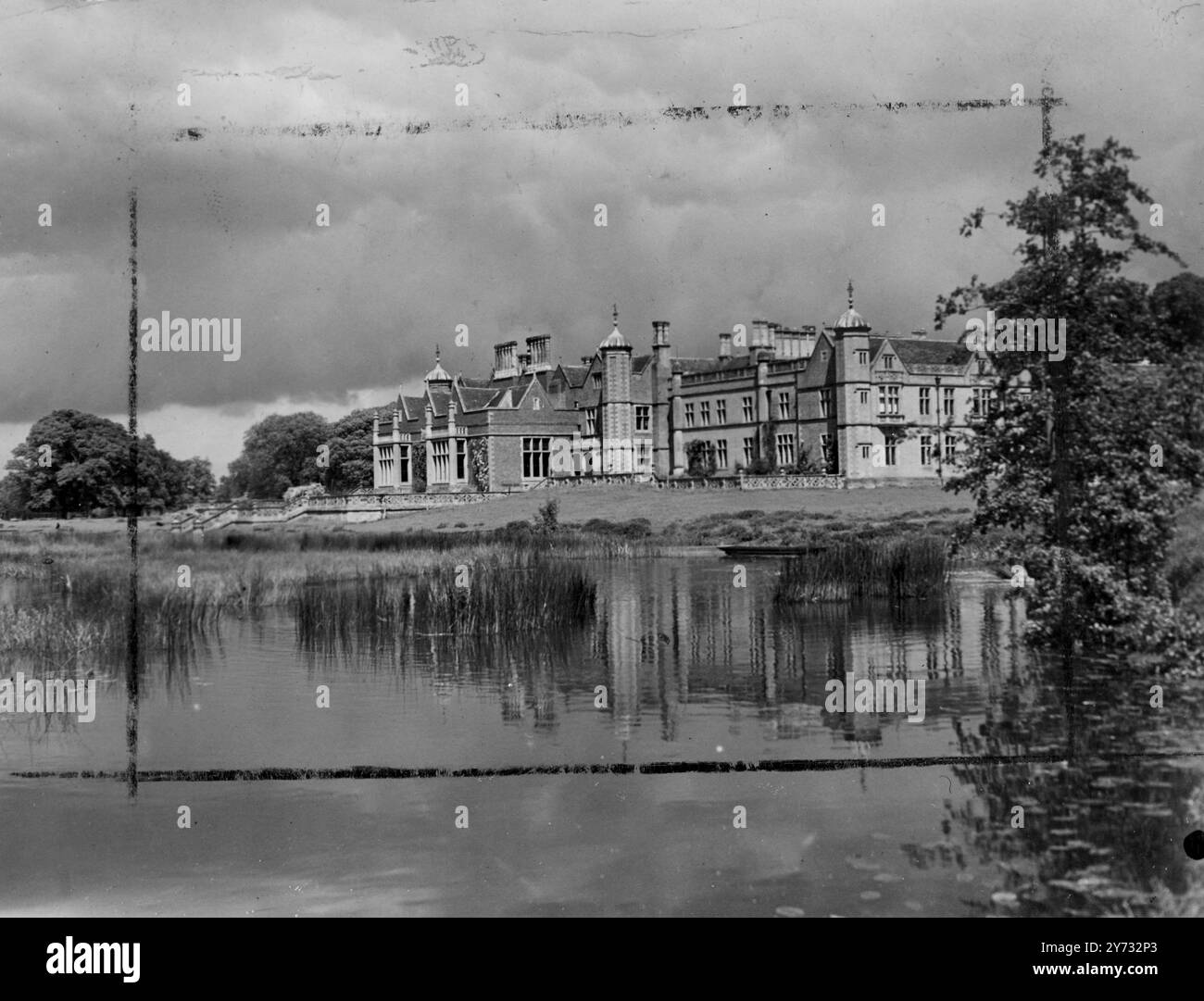 Le 1er juin, le Major Lucy remettra les actes de Charlecote Park, Stratford-on-Avon, Warwickshire, au Dr G Trevelyan, 0M, Maître de Trinité, Cambridge, il représentera le National Trust. La maison, maison de la famille Fairfax Lucy depuis le dernier siècle, et le parc, scène de nombreuses légendes de la jeunesse de Shakespeare, sont remis au National Trust pour être administrés au nom de la nation pour toujours. 29 mai 1946 Banque D'Images