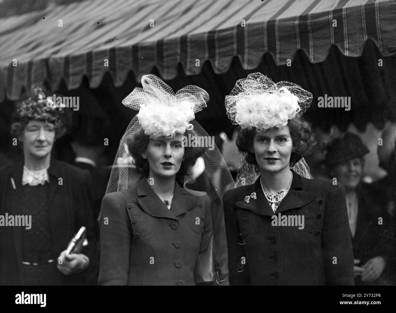La princesse Elizabeth dans la longue robe à jupe de crème, avec une courte cape de fourrure blanche, était l'une des demoiselles d'honneur à St Margaret's Westminster, cet après-midi, lorsque sa dame d'attente, l'honorable Mme Vickery Gibbs, était mariée au capitaine l'honorable Andrew Elphinstone, un neveu de la reine. Leurs majestés le Roi et la Reine, sa Majesté la Reine Mary et la Princesse Margaret ont assisté au mariage. 29 mai 1946 Banque D'Images
