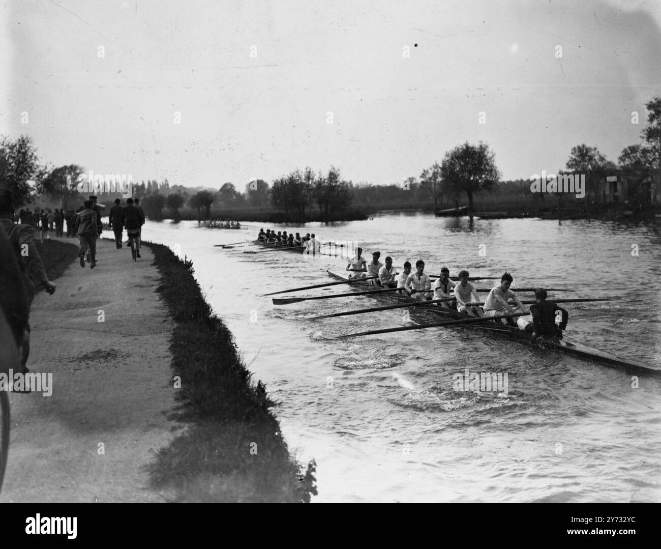 Les Oxford Summer Eights ont commencé lorsque 16 bosses ont été faites. Trinity conserve sa position de tête de la rivière, mais Oriel cogne New College pour prendre la troisième place de la première division. La photo montre la course rapprochée dans la pratique dans la course d'ouverture de l'Oxford Summer Eights - University College vu fermer sur la Magdalen IV. 17 mai 1946 Banque D'Images