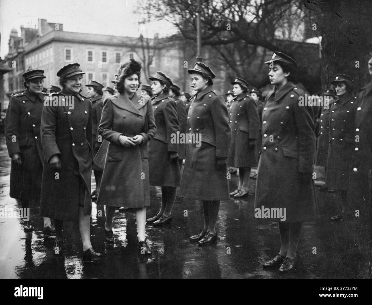Premier voyage de la princesse Elizabeth à Brighton. Dans un autocar spécial, le train de 11 HEURES DE Victoria ce matin (mardi) la princesse Elizabeth a fait son premier voyage à Brighton. Elle était accompagnée de sa Lady inw aidant l'honorable Mme Vicary Gibbs. À Brighton, après avoir été reçue par le maire et Lord Leconfield, elle a visité le Royal Alexandra Hospital. 4 décembre 1945 Banque D'Images