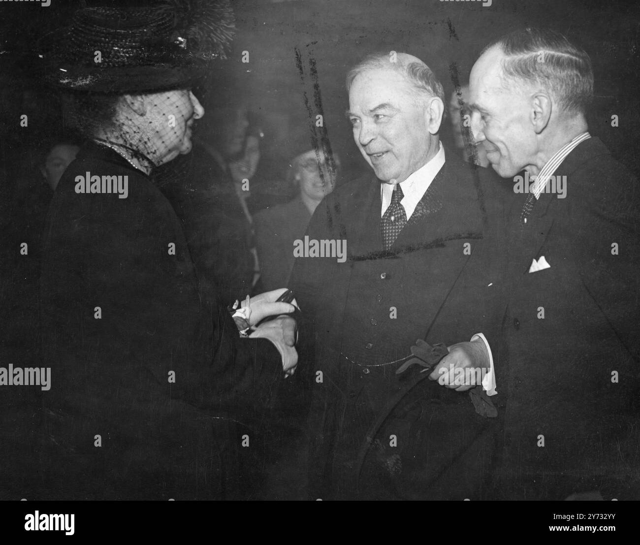 Le RT. Hon. Vincent Massey, C.P., haut-commissaire du Canada au Royaume-Uni depuis 1935, a quitté Waterloo pour Southampton. Il a pris sa retraite du poste de haut-commissaire et, avec Mme Massey, il navigue pour le Canada à bord du Queen Mary. La photo montre une scène d'adieu de gauche à droite : Mme Massey, M. Mackenzie King - premier ministre du Canada et M. Massey. 23 mai 1946 Banque D'Images
