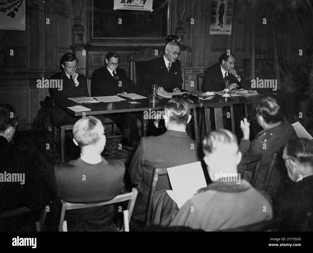 Une campagne nationale de recrutement visant à attirer des enrôlements volontaires dans les forces régulières a été lancée. Lors d'une conférence de presse au bureau de la guerre sont de gauche à droite : M. Dugdale - sec parlementaire à l'amirauté, Capt F.J. Bellenger - député secrétaire financier au bureau de la guerre, le RT. Hon. J.J. Lawson - député secrétaire d'État à la Guerre et M. John Strachey - député sous-secrétaire d'État parlementaire au ministère de l'Air. 16 mai 1946 Banque D'Images