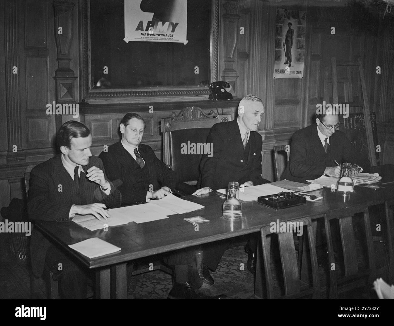 Une campagne nationale de recrutement visant à attirer des enrôlements volontaires dans les forces régulières a été lancée. Lors d'une conférence de presse au bureau de la guerre sont de gauche à droite : M. Dugdale - sec parlementaire à l'amirauté, Capt F.J. Bellenger - député secrétaire financier au bureau de la guerre, le RT. Hon. J.J. Lawson - député secrétaire d'État à la Guerre et M. John Strachey - député sous-secrétaire d'État parlementaire au ministère de l'Air. 16 mai 1946 Banque D'Images