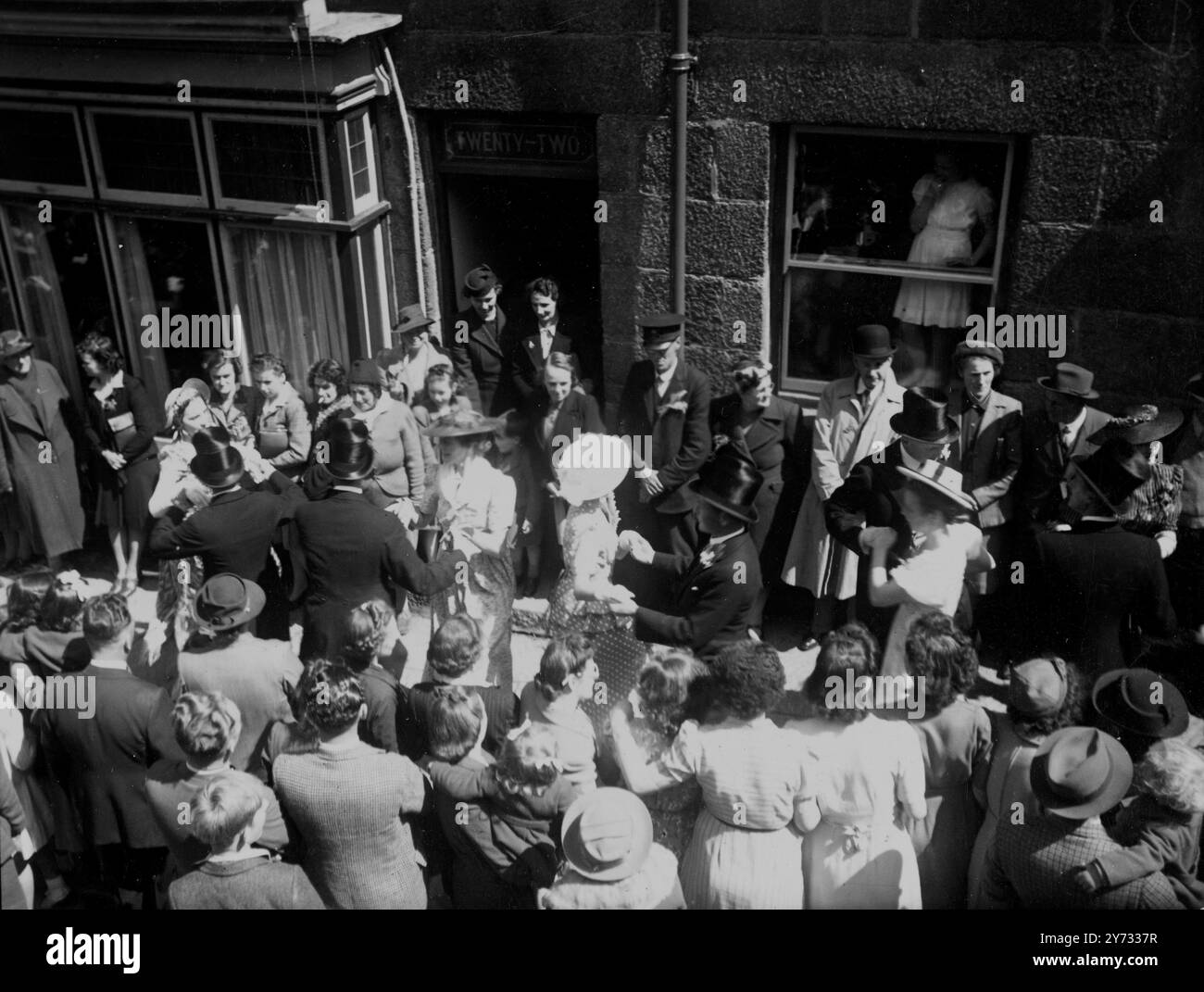 Les foules parcouraient les anciennes rues actuelles de Helston, en Cornouailles, le jour à fourrure, le premier fleuri à avoir lieu depuis la fin de la guerre. La renaissance de cette vieille cérémonie pittoresque a amené des voitures et des autocars de toutes les stations voisines et vers le soir Helston ressemblait à Epsom le jour du derby. Photo montre danser le long du trottoir de Meneage Street, Houston, en passant par les maisons et les boutiques. 9 mai 1946 Banque D'Images