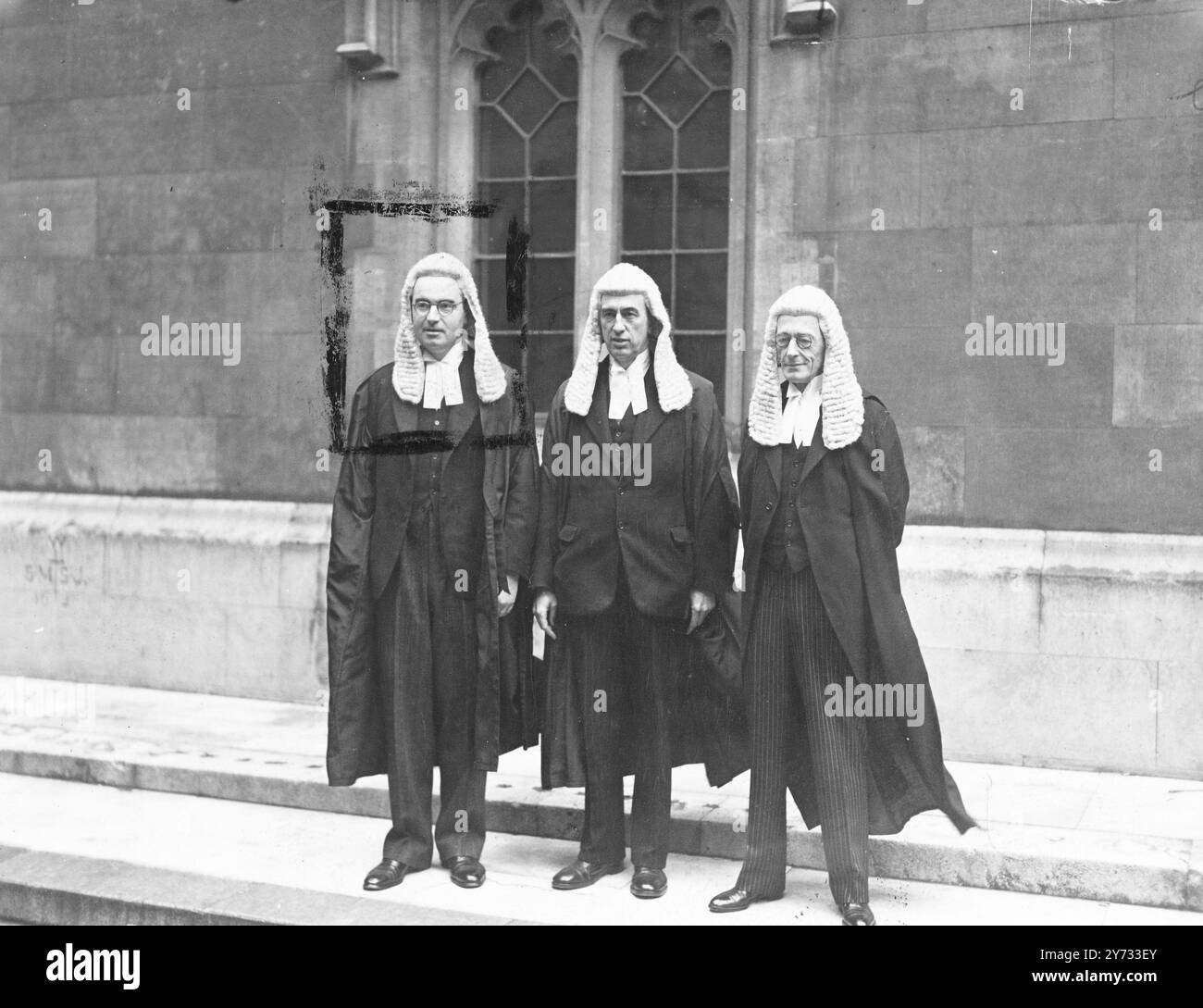La cérémonie de prestation de serment des conseils du nouveau roi a eu lieu devant le Lord Chancelier, le RT. Lord Jowitt, à la Chambre des lords, Londres. La photo montre les nouveaux conseils des Rois quittant la Chambre des lords après la cérémonie. De gauche à droite : le Maj Reginald Edward Manningham-Buller - député de Daventry, le Maj Gilbert Richard Mitchison - député de Kettering et M. William Walter Keightley page. 6 mai 1946 Banque D'Images