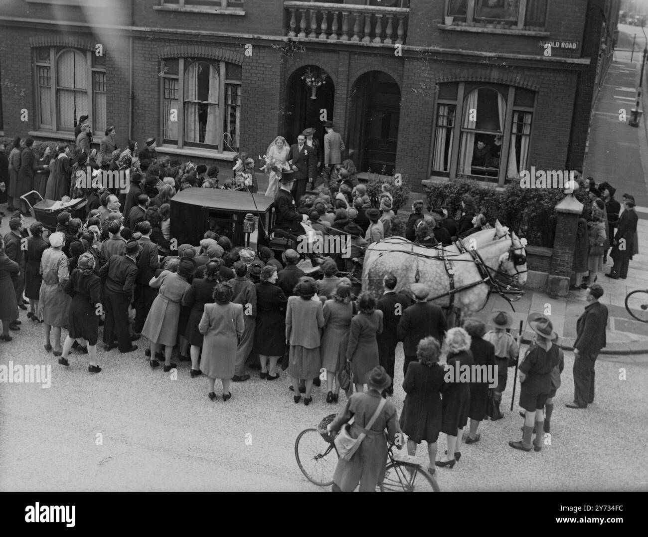 Mariée Miss Betty Watson, accompagnée de son père, quittant sa maison pour son mariage avec M. Stanley George Prusher qui aura lieu à l'église St Matthews, Wandsworth Bridge Road. Elle sera conduite par deux chevaux gris avec des coachs avec des livreurs. 6 avril 1946 Banque D'Images Mariée Miss Betty Watson, accompagnée de son père, quittant sa maison pour son mariage avec M. Stanley George Prusher qui aura lieu à l'église St Matthews, Wandsworth Bridge Road. Elle sera conduite par deux chevaux gris avec des coachs avec des livreurs. 6 avril 1946 Banque D'Images