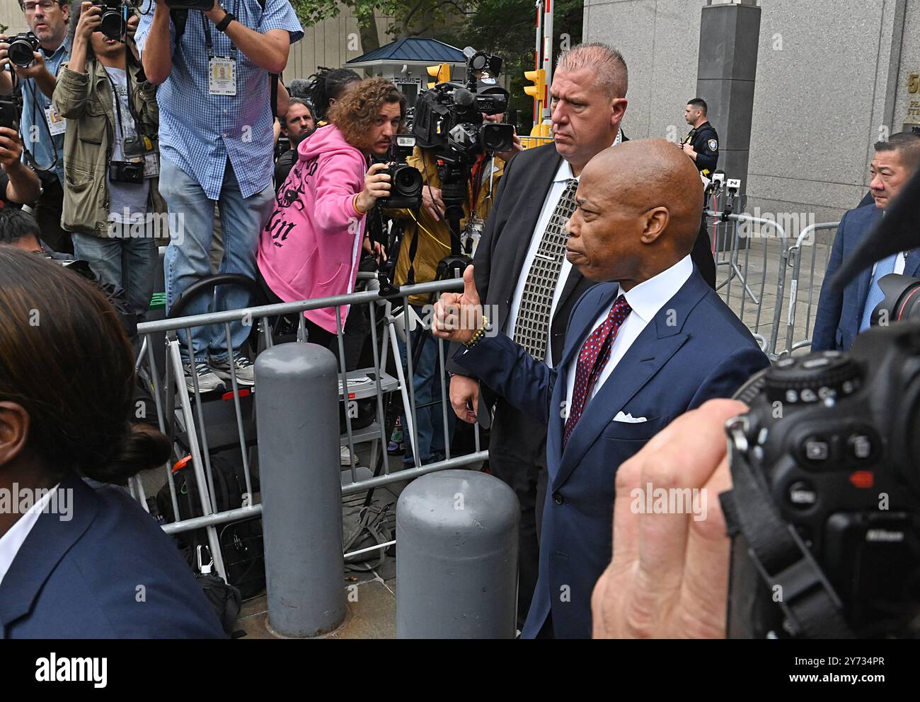 New York, États-Unis. 26 septembre 2024. Le maire de New York Eric Adams quitte la cour fédérale de Manhattan suite à sa mise en accusation le vendredi 27 septembre 2024 à New York. Le maire fait face à plusieurs accusations, y compris fraude télégraphique, corruption et réception de contributions d'un gouvernement étranger. Photo de Louis Lanzano/UPI crédit : UPI/Alamy Live News Banque D'Images