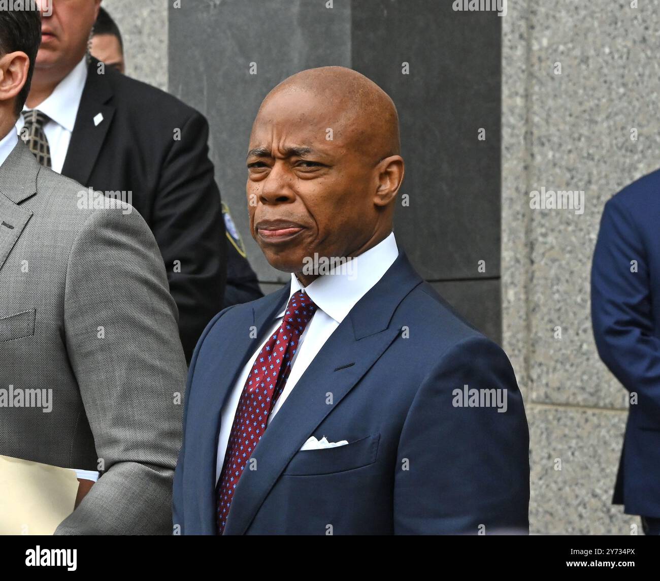 New York, États-Unis. 27 septembre 2024. Le maire de New York Eric Adams quitte la cour fédérale de Manhattan suite à sa mise en accusation le vendredi 27 septembre 2024 à New York. Le maire fait face à plusieurs accusations, y compris fraude télégraphique, corruption et réception de contributions d'un gouvernement étranger. Photo de Louis Lanzano/UPI crédit : UPI/Alamy Live News Banque D'Images