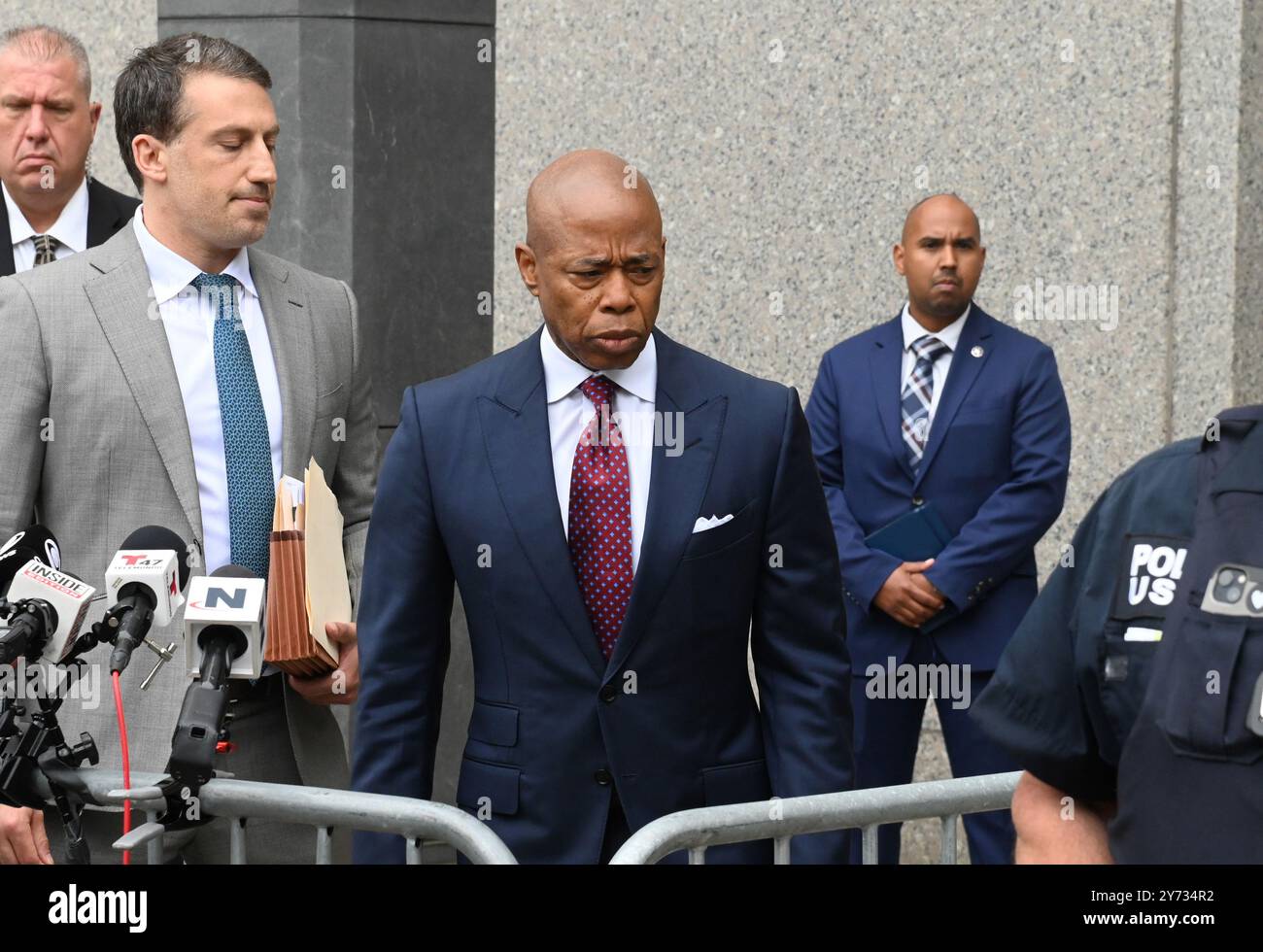 New York, États-Unis. 26 septembre 2024. Le maire de New York Eric Adams quitte la cour fédérale de Manhattan suite à sa mise en accusation le vendredi 27 septembre 2024 à New York. Le maire fait face à plusieurs accusations, y compris fraude télégraphique, corruption et réception de contributions d'un gouvernement étranger. Photo de Louis Lanzano/UPI crédit : UPI/Alamy Live News Banque D'Images