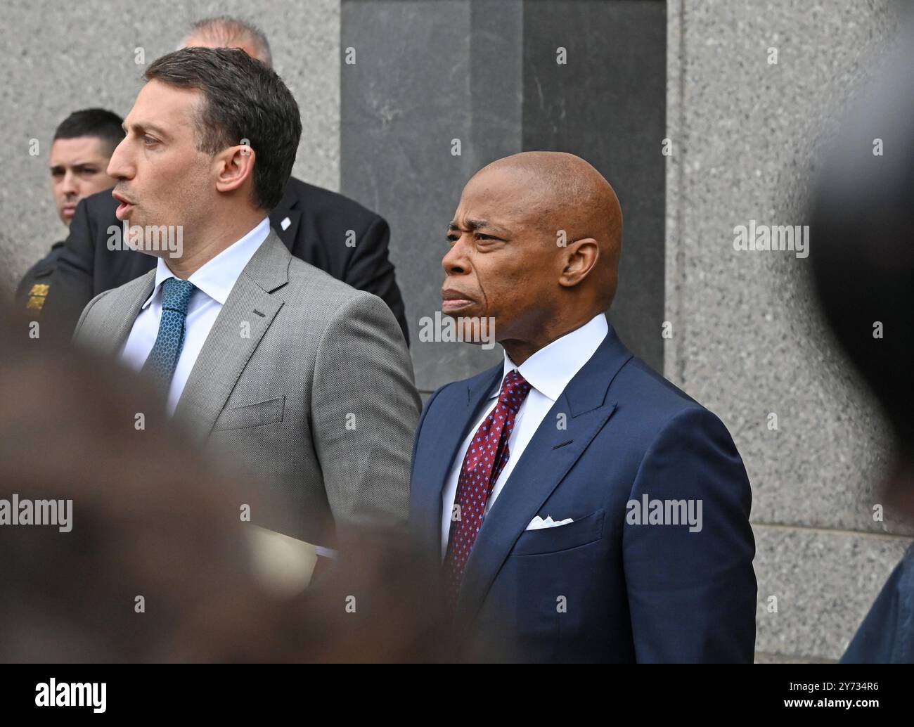 New York, États-Unis. 27 septembre 2024. Le maire de New York Eric Adams s’arrête lors d’une conférence de presse devant la Cour fédérale de Manhattan suite à sa mise en accusation le vendredi 27 septembre 2024 à New York. Le maire fait face à plusieurs accusations, y compris fraude télégraphique, corruption et réception de contributions d'un gouvernement étranger. Photo de Louis Lanzano/UPI crédit : UPI/Alamy Live News Banque D'Images