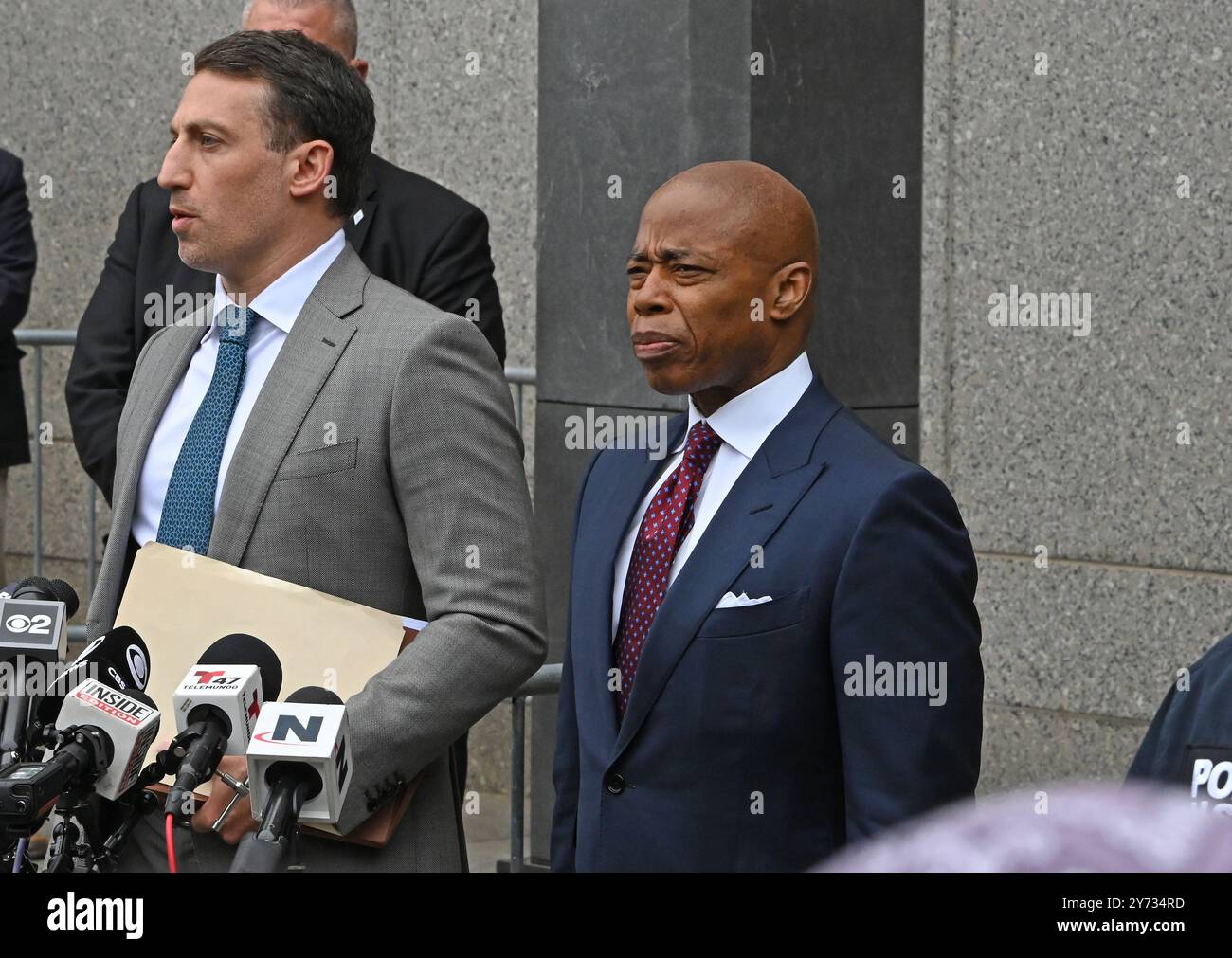 New York, États-Unis. 27 septembre 2024. Le maire de New York Eric Adams s’arrête lors d’une conférence de presse devant la Cour fédérale de Manhattan suite à sa mise en accusation le vendredi 27 septembre 2024 à New York. Le maire fait face à plusieurs accusations, y compris fraude télégraphique, corruption et réception de contributions d'un gouvernement étranger. Photo de Louis Lanzano/UPI crédit : UPI/Alamy Live News Banque D'Images