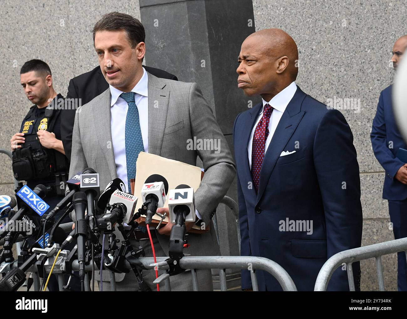 New York, États-Unis. 26 septembre 2024. Le maire de New York Eric Adams avec son avocat devant la cour fédérale de Manhattan suite à sa mise en accusation le vendredi 27 septembre 2024 à New York. Le maire fait face à plusieurs accusations, y compris fraude télégraphique, corruption et réception de contributions d'un gouvernement étranger. Photo de Louis Lanzano/UPI crédit : UPI/Alamy Live News Banque D'Images