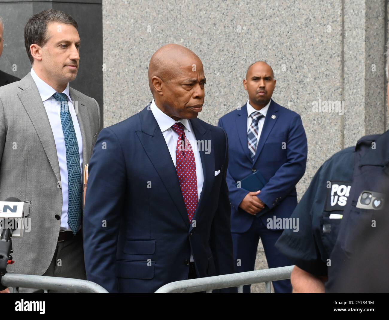 New York, États-Unis. 26 septembre 2024. Le maire de New York Eric Adams quitte la cour fédérale de Manhattan suite à sa mise en accusation le vendredi 27 septembre 2024 à New York. Le maire fait face à plusieurs accusations, y compris fraude télégraphique, corruption et réception de contributions d'un gouvernement étranger. Photo de Louis Lanzano/UPI crédit : UPI/Alamy Live News Banque D'Images