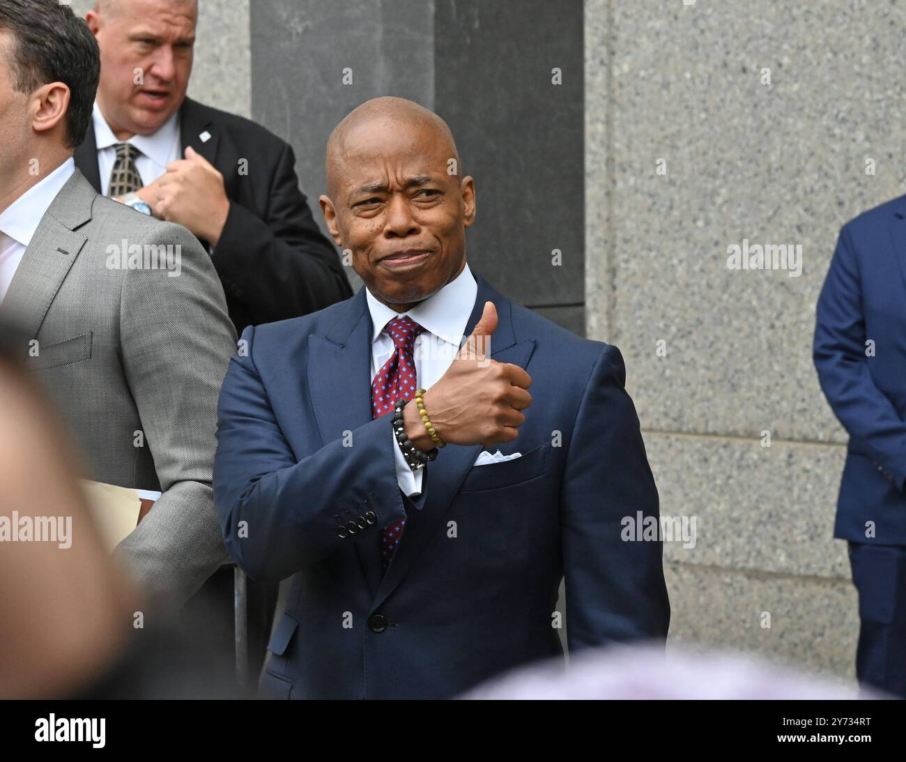 New York, États-Unis. 27 septembre 2024. Le maire de New York Eric Adams s’arrête lors d’une conférence de presse devant la Cour fédérale de Manhattan suite à sa mise en accusation le vendredi 27 septembre 2024 à New York. Le maire fait face à plusieurs accusations, y compris fraude télégraphique, corruption et réception de contributions d'un gouvernement étranger. Photo de Louis Lanzano/UPI crédit : UPI/Alamy Live News Banque D'Images