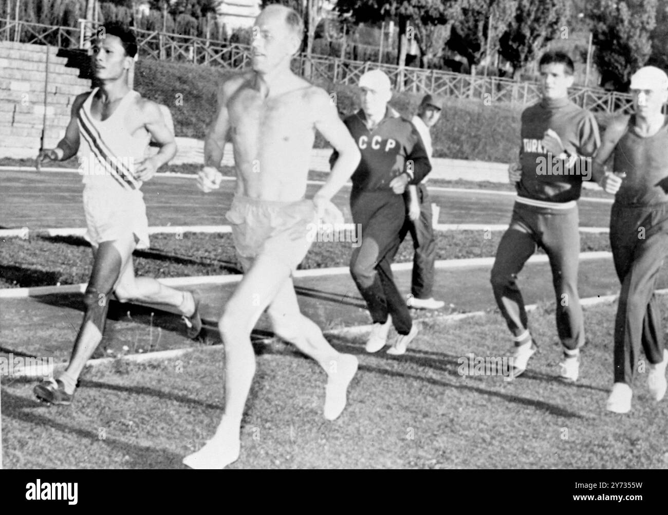 Rome - Emil Zatopek (au centre) tourne autour du stade Acqua Acetosa avec des athlètes olympiques des États-Unis, de Russie et de Turquie. 23 août 1960 Banque D'Images