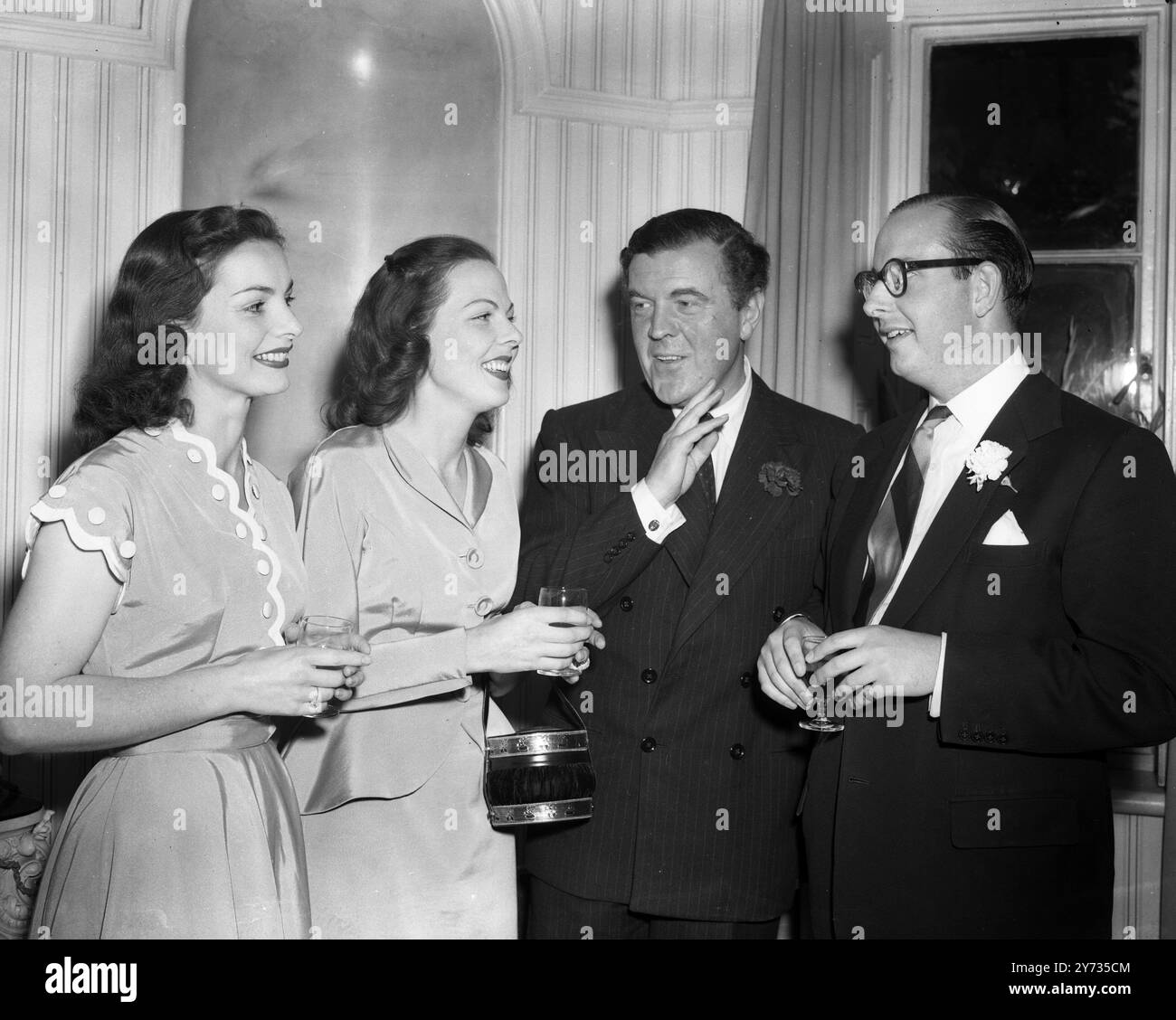 Le cordonnier de la Reine ( Edward Rayne ) a acheté une maison au couturier de la Reine ( Norman Hartnell ) .... Et lors de la soirée de wearming à Tower House , Park Village Walk , Albany Street , Londres sont de gauche à droite : Elizabeth Sellars , actrice de scène et de cinéma ; Jean Hardwicke ; Norman Hartnell et Edward Rayne 29 août 1952 Banque D'Images