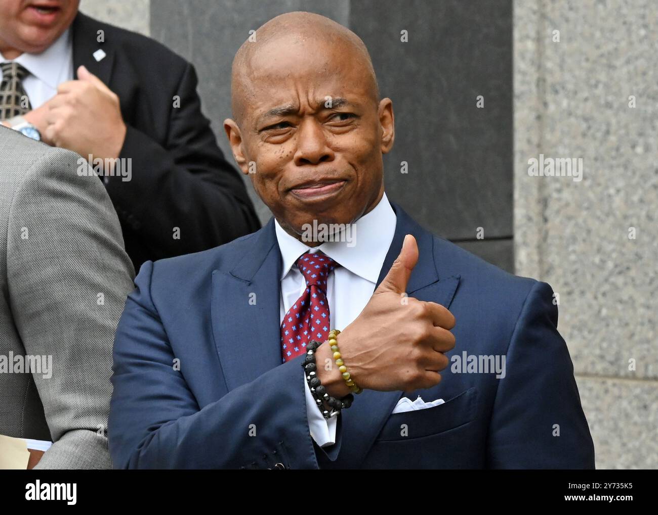 New York, États-Unis. 27 septembre 2024. Le maire de New York Eric Adams fait un geste alors qu'il quitte la cour fédérale de Manhattan suite à sa mise en accusation le vendredi 27 septembre 2024 à New York. Le maire fait face à plusieurs accusations, y compris fraude télégraphique, corruption et réception de contributions d'un gouvernement étranger. Photo de Louis Lanzano/UPI crédit : UPI/Alamy Live News Banque D'Images