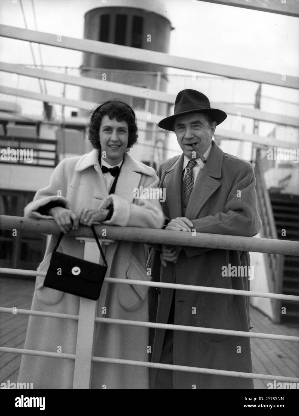 L'étoile d'horreur arrive. L'homme qui a mis la peur des chauves-souris vampires dans des millions de personnes - vedette du film effrayant ' Dracula ' - ressemble à n'importe quel mari doux lorsqu'il arrive à Southampton avec sa femme à bord du paquebot Cunard ' Mauretania ' aujourd'hui. Il est l'acteur de cinéma Bela Lugosi, et il est en Grande-Bretagne pour une tournée. 10 avril 1951 Banque D'Images
