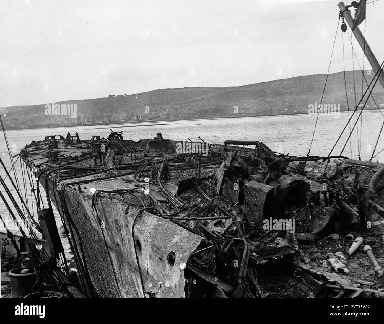 Le destroyer français levé dans le plus grand travail de sauvetage de Clyde. Une opération complexe de sauvetage sur un destroyer français , le maille Breze , qui a coulé au large de Greenock en 1940 , a été menée malgré une forte rafale qui menaçait de retarder les travaux . Le destroyer a été traîné sur un banc de sable et le travail de préparation de l'épave pour le remorquage à la cour de la décapeuse a commencé. 19 août 1954 Banque D'Images