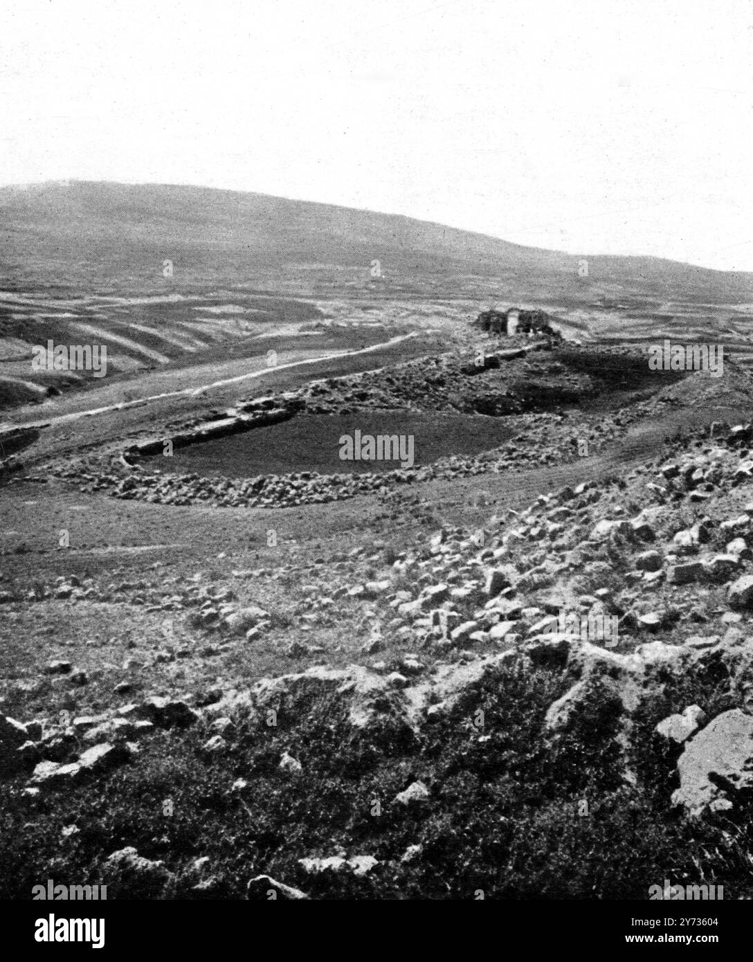 Transjordanie sous les Romains : une belle ville et un grand champ pour une expédition archéologique . Une fois une scène de jeux athlétiques romains et de représentations de batailles maritimes : le stade et la naumachie ( char nautique ) à côté de l'approche de Gerasa ( Jerash moderne ) . 22 décembre 1923 Banque D'Images