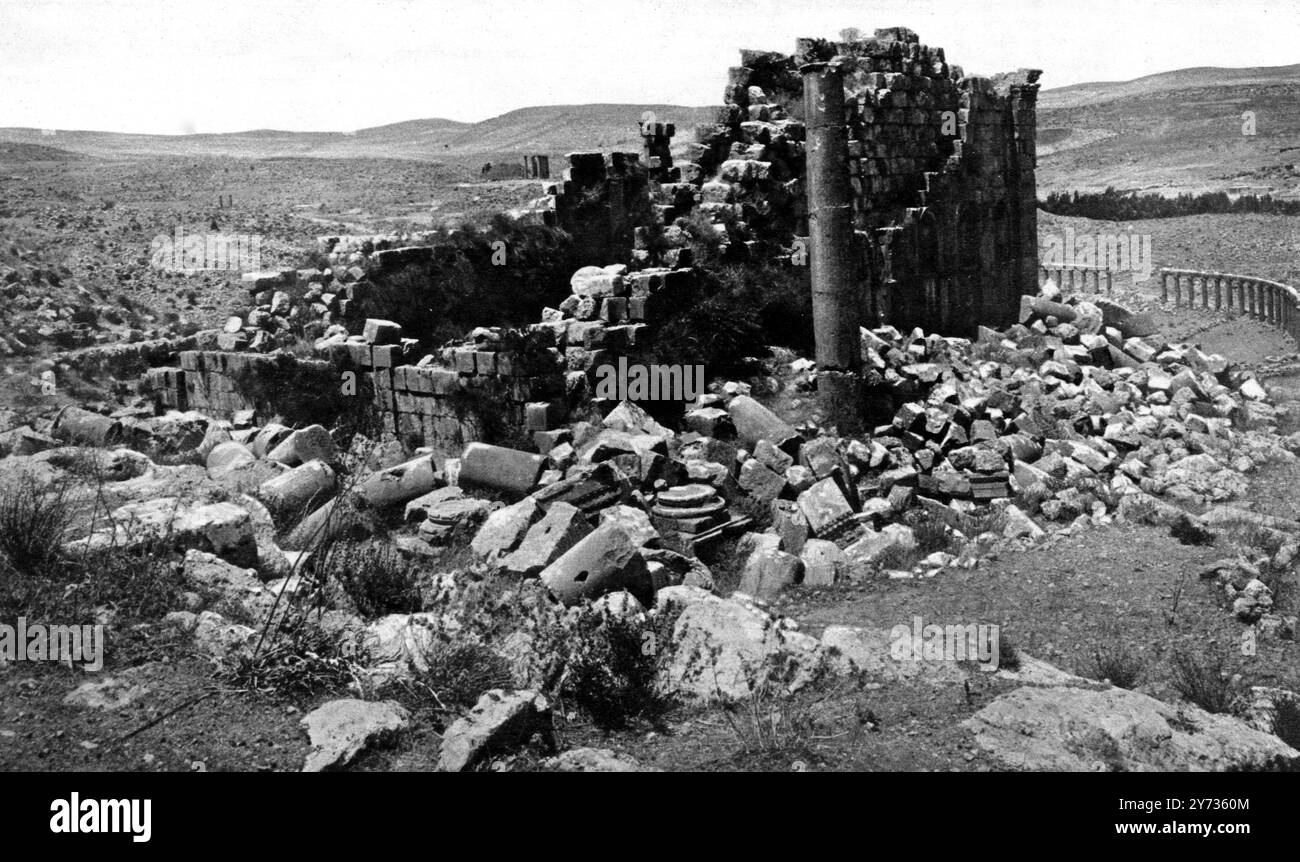 Transjordanie sous les Romains : une belle ville et un grand champ pour une expédition archéologique . Un temple de conception exquise , orienté vers le soleil levant , avec des colonnes glorieuses qui l'entouraient couché : une autre vue du temple romain périptéral du premier siècle à Gerasa ( Jerash moderne ) 22 Decmber 1923 Banque D'Images Transjordanie sous les Romains : une belle ville et un grand champ pour une expédition archéologique . Un temple de conception exquise , orienté vers le soleil levant , avec des colonnes glorieuses qui l'entouraient couché : une autre vue du temple romain périptéral du premier siècle à Gerasa ( Jerash moderne ) 22 Decmber 1923 Banque D'Images