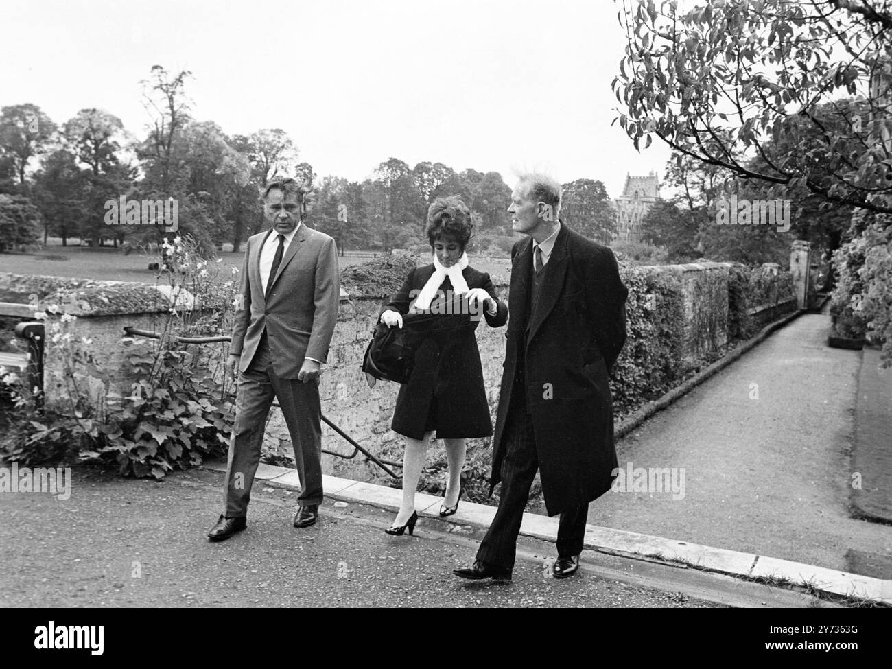 Les Burtons à Oxford. Oxford ; Richard Burton , Elizabeth Taylor et le professeur Nevill Coghill au Merton College , Oxford , aujourd'hui. Ils étaient là pour faire une interview à la BBC. Demain, ils assisteront à la première de ' Dr Faustus ' dans laquelle Burton joue avec des membres de la Oxford University Drama Society et sa femme joue un rôle de walk-on. Le film résulte de leur apparition sur scène dans la production avec des étudiants l'année dernière. Burton a ensuite dit au professeur Coghill, qui lui a enseigné quand il était étudiant à Oxford, qu'il aimerait aider la Drama Society. Après le succès de l'étape v Banque D'Images