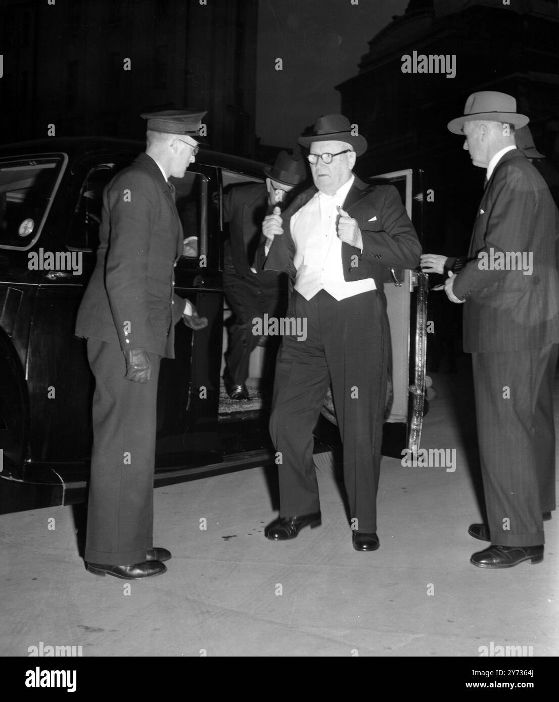 Dr d F Malan , premier ministre d'Afrique du Sud arrivant à l'abbaye de Westminster en veste et queues . Avec les premiers ministres du Commonwealth, il participait à une répétition de la cérémonie du couronnement. Le duc de Norfolk , comte maréchal , a reçu les ministres à l'abbaye . 30 mai 1953 Banque D'Images