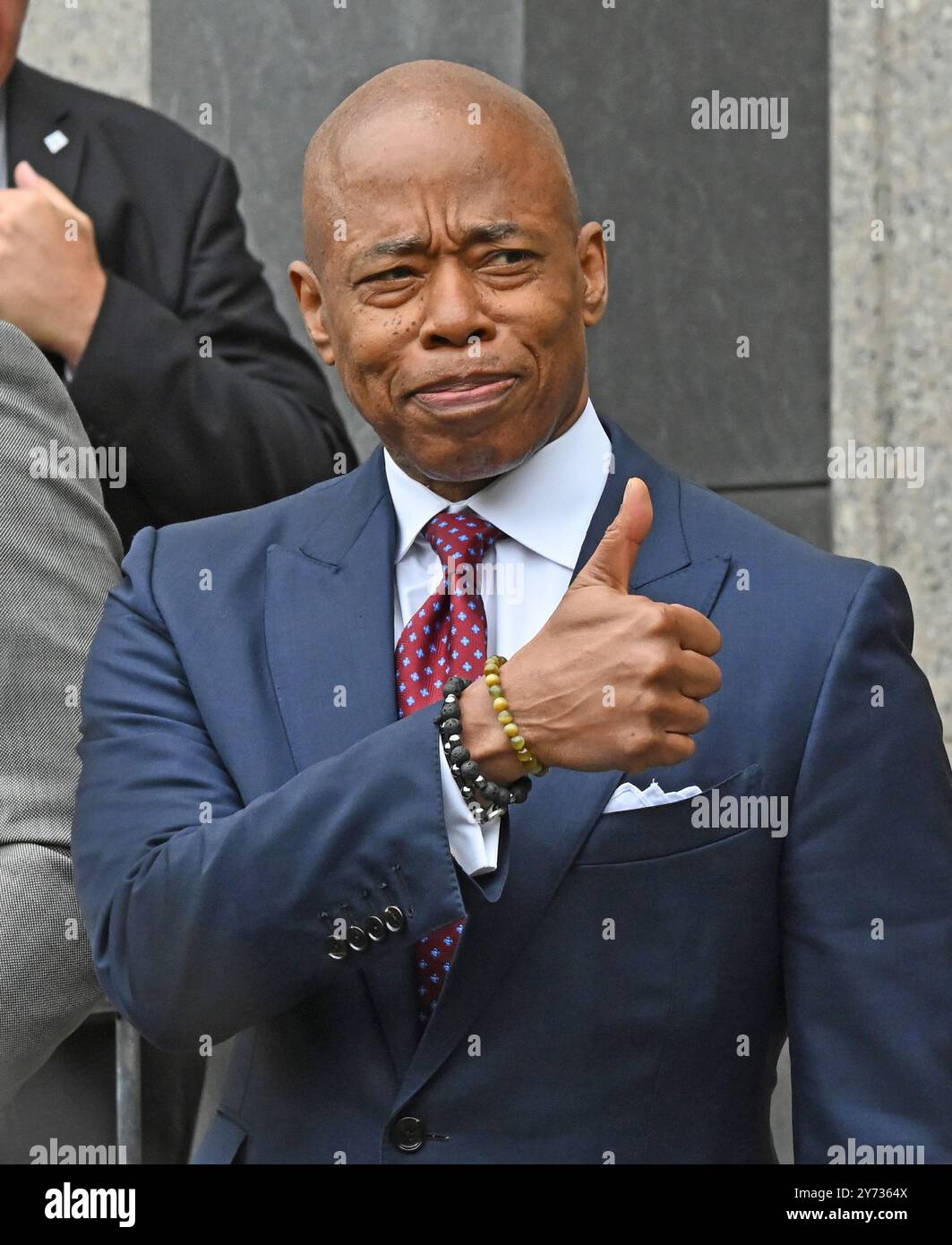 New York, États-Unis. 27 septembre 2024. Le maire de New York Eric Adams s’arrête lors d’une conférence de presse devant la Cour fédérale de Manhattan suite à sa mise en accusation le vendredi 27 septembre 2024 à New York. Le maire fait face à plusieurs accusations, y compris fraude télégraphique, corruption et réception de contributions d'un gouvernement étranger. Photo de Louis Lanzano/UPI crédit : UPI/Alamy Live News Banque D'Images