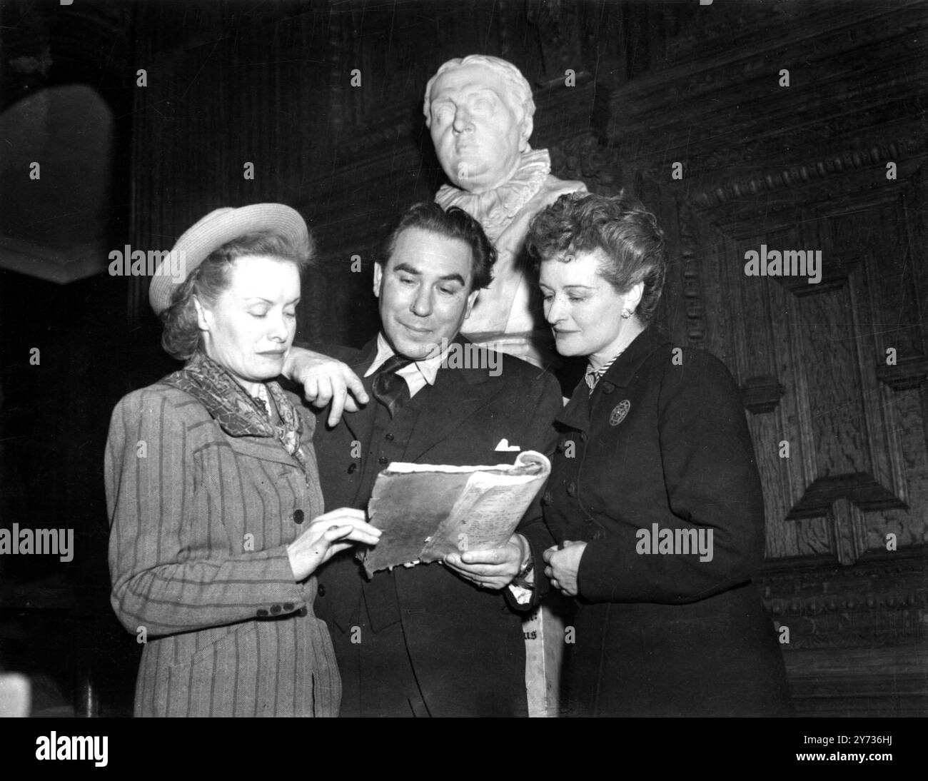 Donald Wolfit , acteur-manager , a été invité par les conseillers du Middle Temple à produire la douzième nuit de Shakespeare dans leur célèbre salle . La pièce a été jouée là par les hommes de Lord Chamberlain , la propre compagnie de joueurs de Shakespeare le jour des chandelles 2 février, 1601 et bien que ce ne soit peut-être pas la toute première représentation , il doit certainement être l'un des premiers . Sa Majesté la Reine assistera à la représentation vendredi soir et la musique de l'époque sera fournie pour la pièce par la famille Dolmetsch . Photos : de gauche à droite : Rosalind Iden ( Viola ) , Donald Wolfit ( Banque D'Images