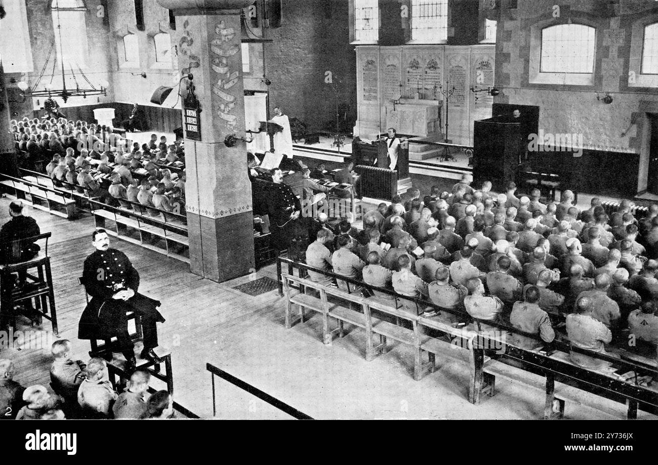 Condamnés à l'église avec gardiens sur des sièges surélevés, prison de Portland, Londres, Angleterre 17 septembre 1910 Banque D'Images