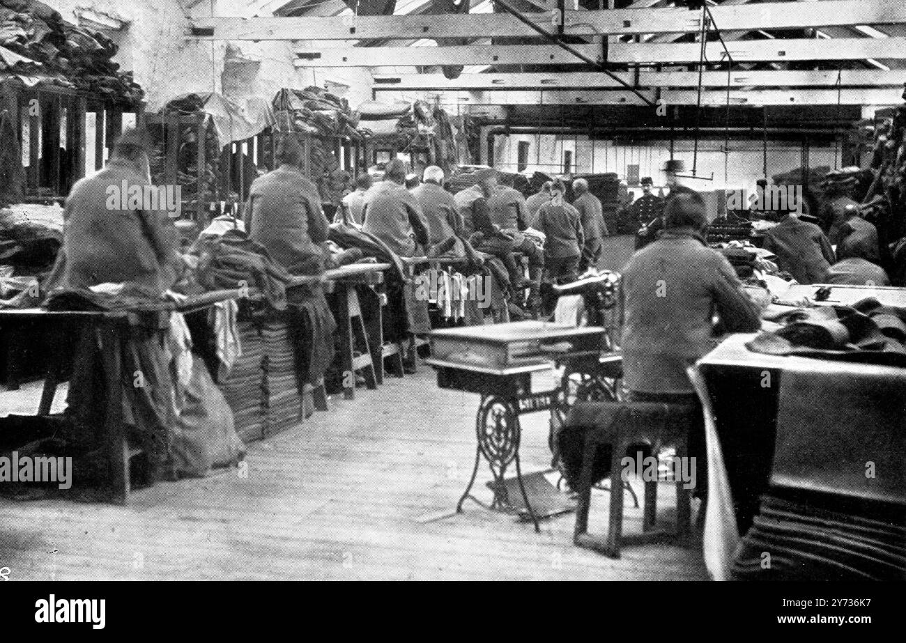 Travail à l'intérieur : dans la boutique du tailleur , prison de Portland , Dorset , Angleterre 17 septembre 1910 Banque D'Images