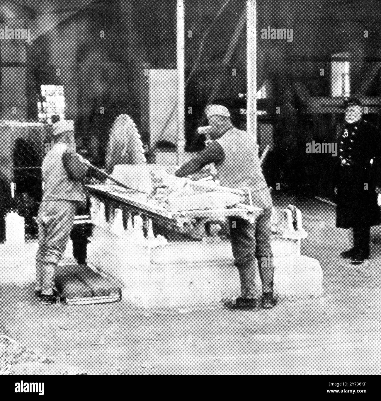 Au travail pour un nouveau bâtiment pénitentiaire : des condamnés taillent la pierre avec une scie circulaire , prison de Portland , Dorset , Angleterre 17 septembre 1910 Banque D'Images