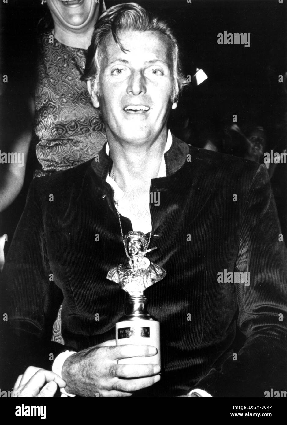 Le designer français Hubert de Givenchy a photographié , après avoir reçu le prix Tibère d'or comme meilleur deisgner au défilé de mode de la mer de Maremoda sur l'île de Capri , le 12 septembre . De nombreuses stars célèbres et des membres de la jet set européenne ont assisté au spectacle. 14 septembre 1969 Banque D'Images