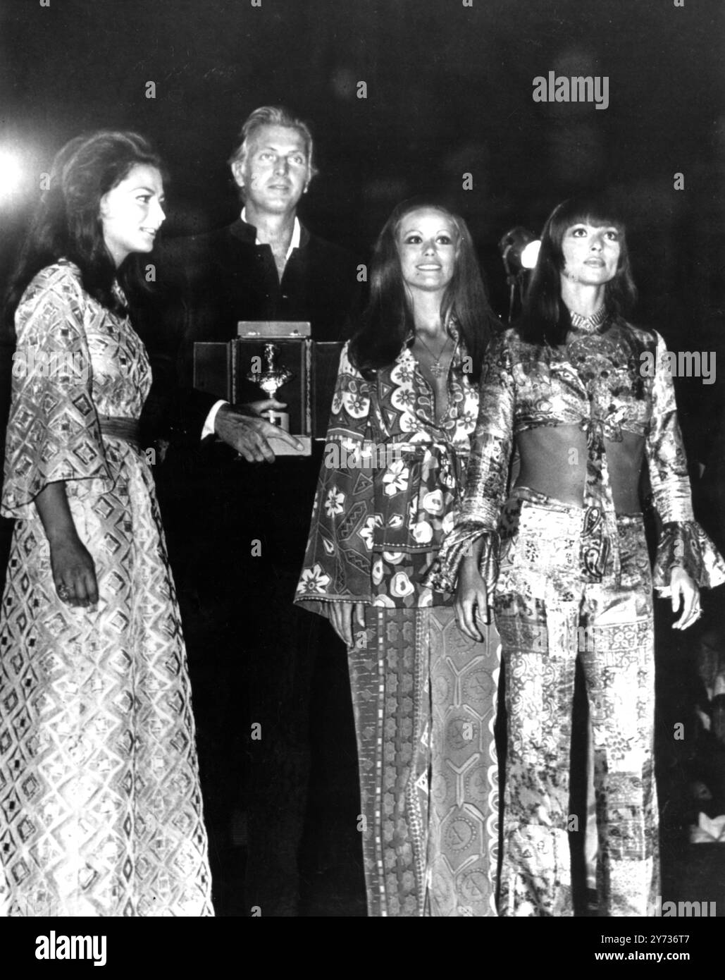 Le designer français Hubert de Givenchy photographié avec des actrices (de gauche à droite) la princesse ira Furstenberg , la française Claudine Auger et l'italienne Elsa Martinelli , après avoir reçu le prix Tibère d'or comme meilleur dévêché au défilé de mode marin de la Maremoda sur l'île de Capri , le 12 septembre . De nombreuses stars célèbres et des membres de la jet set européenne ont assisté au spectacle. 14 septembre 1969 Banque D'Images