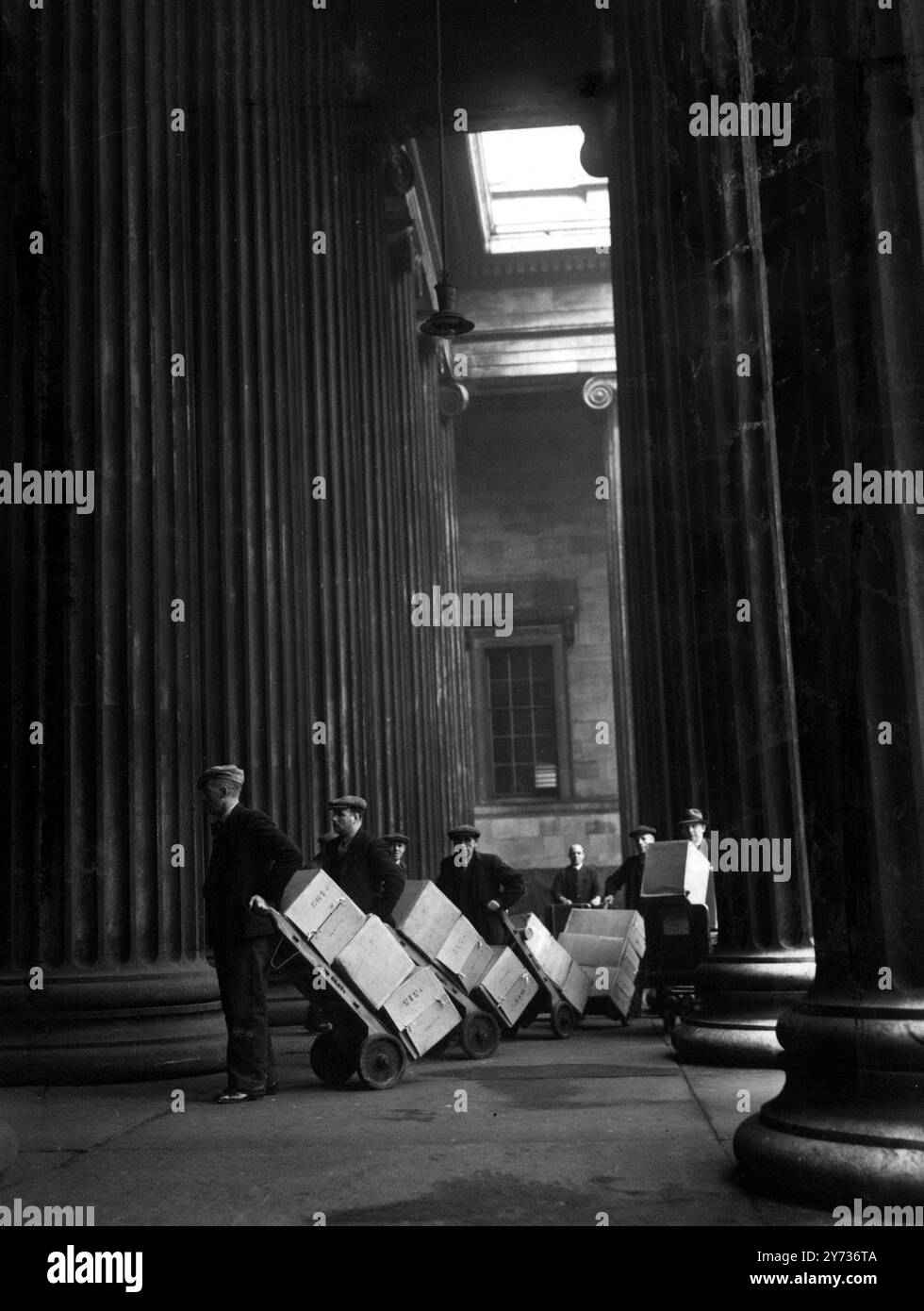 Célèbre manuscrit à retourner au British Museum. Les manuscrits célèbres qui ont été stockés pour la sécurité au château de Skipton , Yorkshire , pendant les cinq dernières années, ont été rendus au British Museum. Photos ; les manuscrits retournés étant envoyés au British Museum. 30 janvier 1946 Banque D'Images
