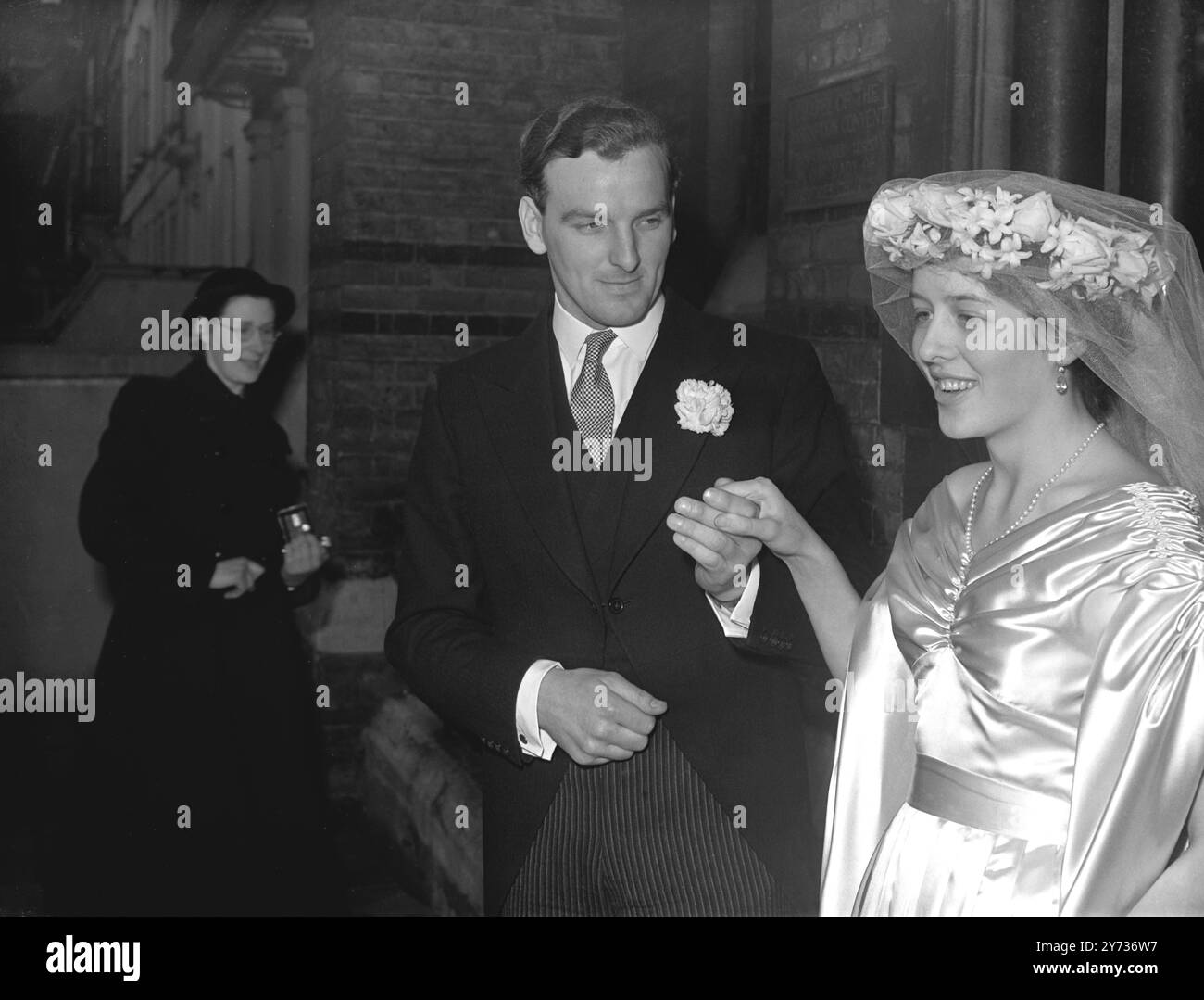 La fille de QC épouse capitaine de rugby. Londres ; Mlle Nicole Macaskie , fille de M. NLC Macaskie , conseiller de la Reine , et de M. JMH Roberts , capitaine de l'armée de rugby XV , après leur mariage à l'église notre-Dame des victoires , en face de la maison de la mariée à Kensington Square . Le marié qui est dans les Welsh Guards , joue aussi au rugby pour les Harlequins . 25 mars 1952 Banque D'Images