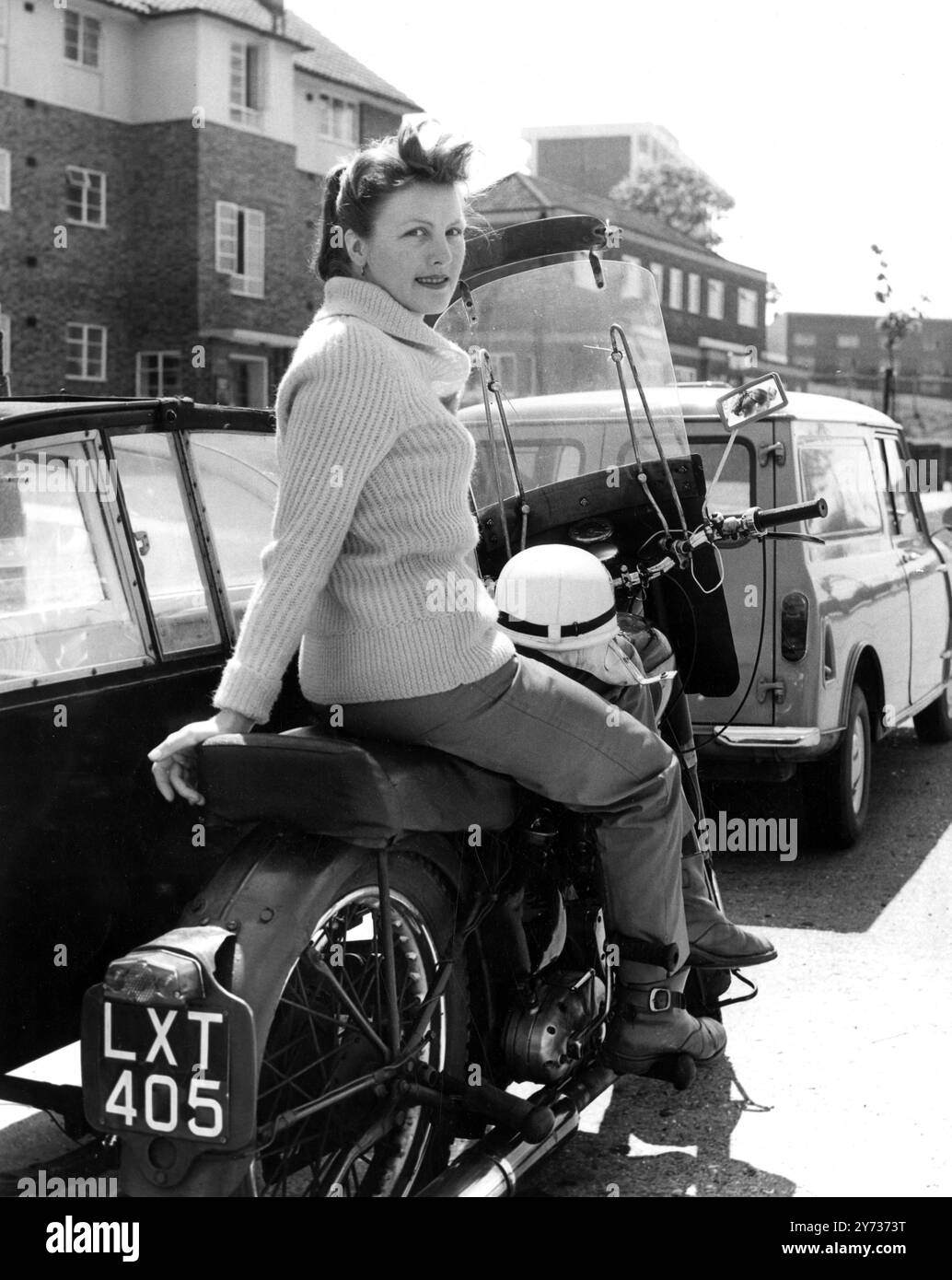 Une femme au foyer qui n'avait jamais conduit de moto il y a huit mois , Mme Christine Bassett , originaire du Kent , a remporté un trophée féminin dans un rallye de sécurité routière organisé par Chislehurst et Sidcup UDC . Mme Bassett a appris à rouler sous le programme de formation RAC - ACU après que des amis lui aient donné une combinaison moto de 600 cc. Maintenant, elle trouve la machine , et son habileté , utile pour enlever son mari invalide . 6 juin 1962 Banque D'Images