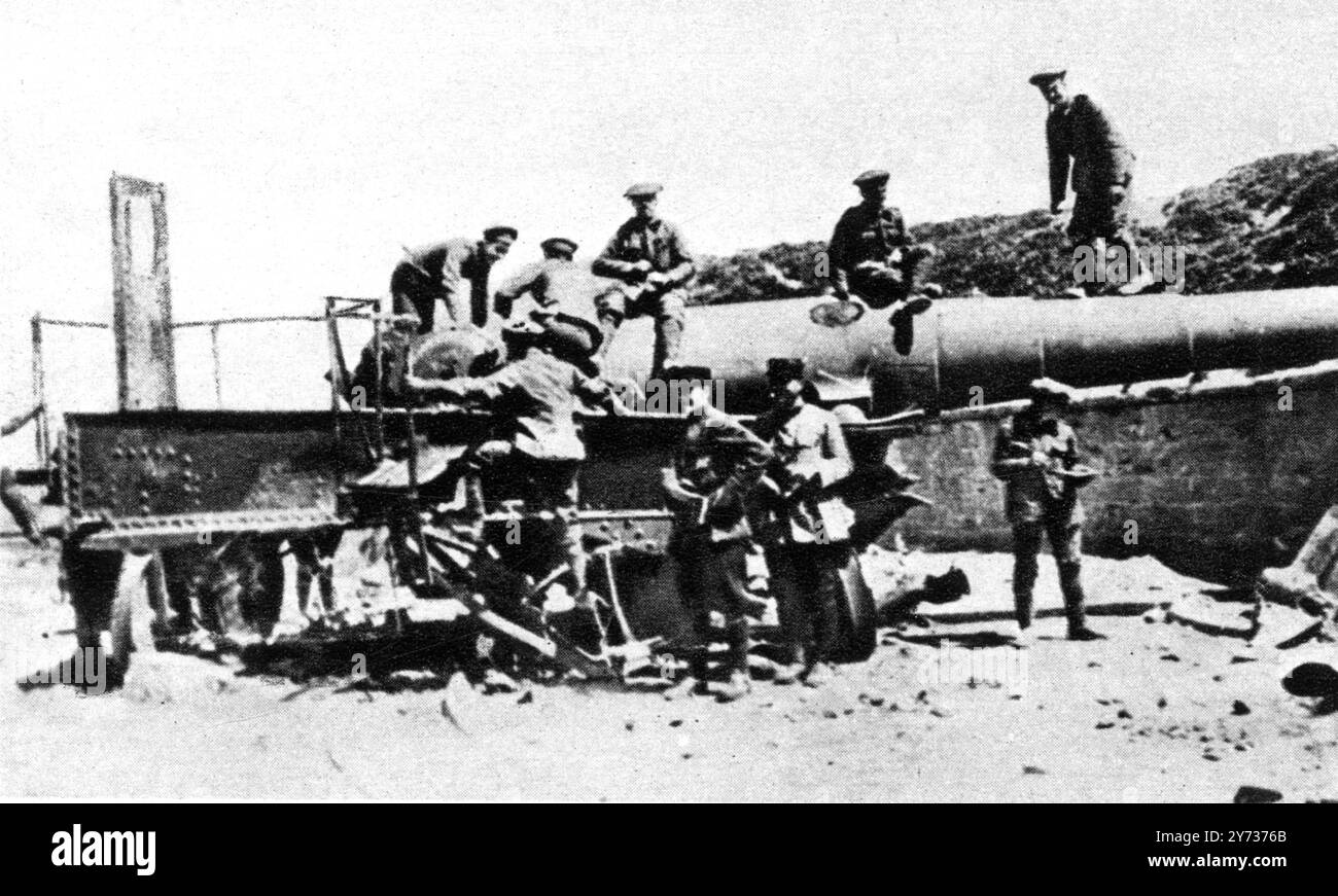 Le débarquement héroïque de Gallipoli : transports et canons capturés . Vu ici soldats des Alliés sur un canon turc , Cap Helles , Turquie avril 1915 29 mai 1915 Banque D'Images