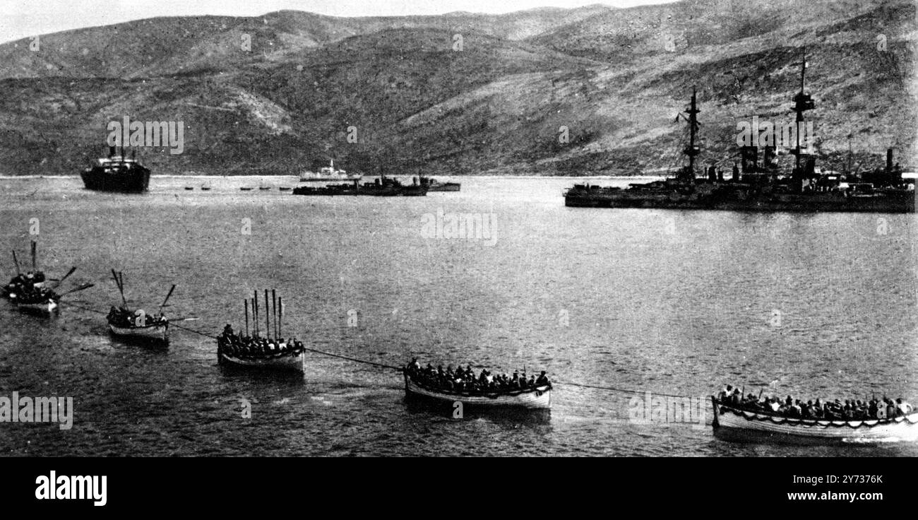 La plus discutée de toutes les opérations de la Grande Guerre : l'attaque sur les Dardanelles . On voit ici des porte-troupes remorqués sous la protection du feu de la flotte : Un débarquement qui va renforcer les Australiens , près de GABA Tepe , Cap Helles , Turquie avril 1915 29 mai 1915 Banque D'Images