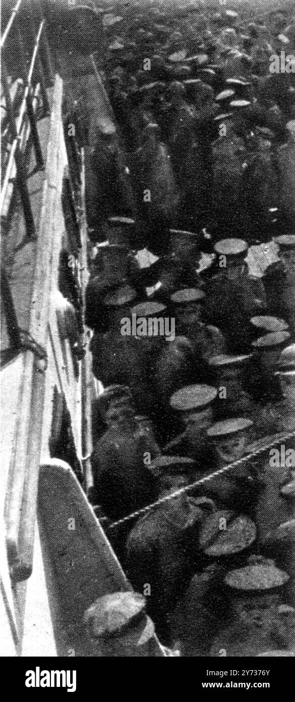 Le débarquement héroïque de Gallipoli : transports et canons capturés . Vu ici soldats à bord d'un navire de transport, Cap Helles , Turquie avril 1915 29 mai 1915 Banque D'Images