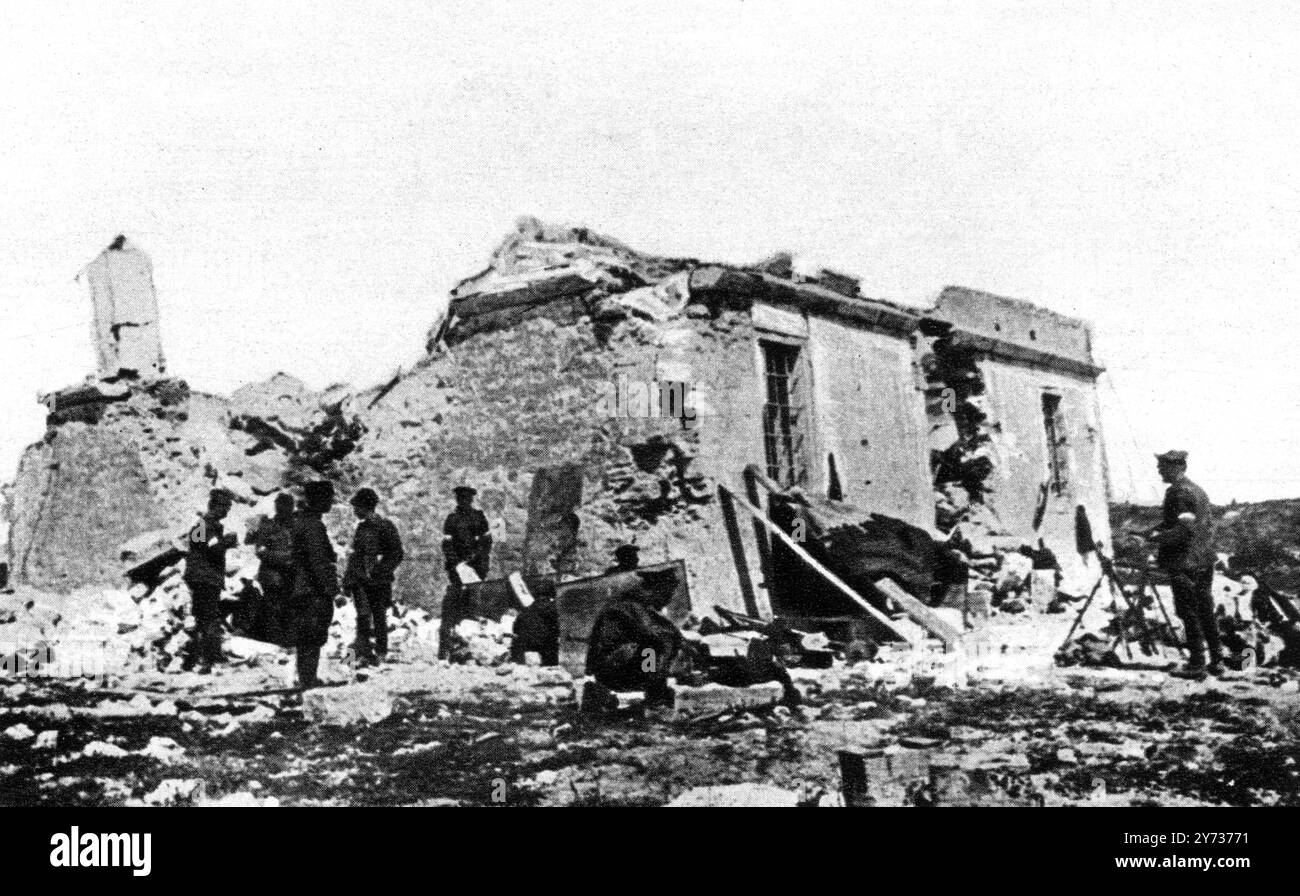 Le débarquement héroïque de Gallipoli : transports et canons capturés . Vu ici après le débarquement à l'extrémité sud de la péninsule de Gallipoli , troupes alliées au phare naufragé , Cap Helles , Turquie avril 1915 29 mai 1915 Banque D'Images