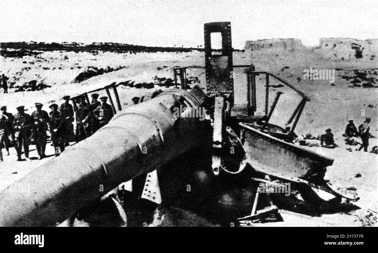 Le débarquement héroïque de Gallipoli : transports et canons capturés . Vu ici soldats des Alliés sur un canon turc gravement endommagé , Cap Helles , Turquie avril 1915 29 mai 1915 Banque D'Images