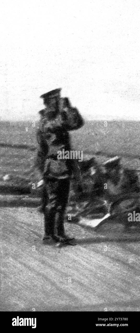 Le débarquement héroïque de Gallipoli : transports et canons capturés . Vu ici officiers sur un transport regardant un bombardement , Cap Helles , Turquie 25 avril 1915 29 mai 1915 Banque D'Images